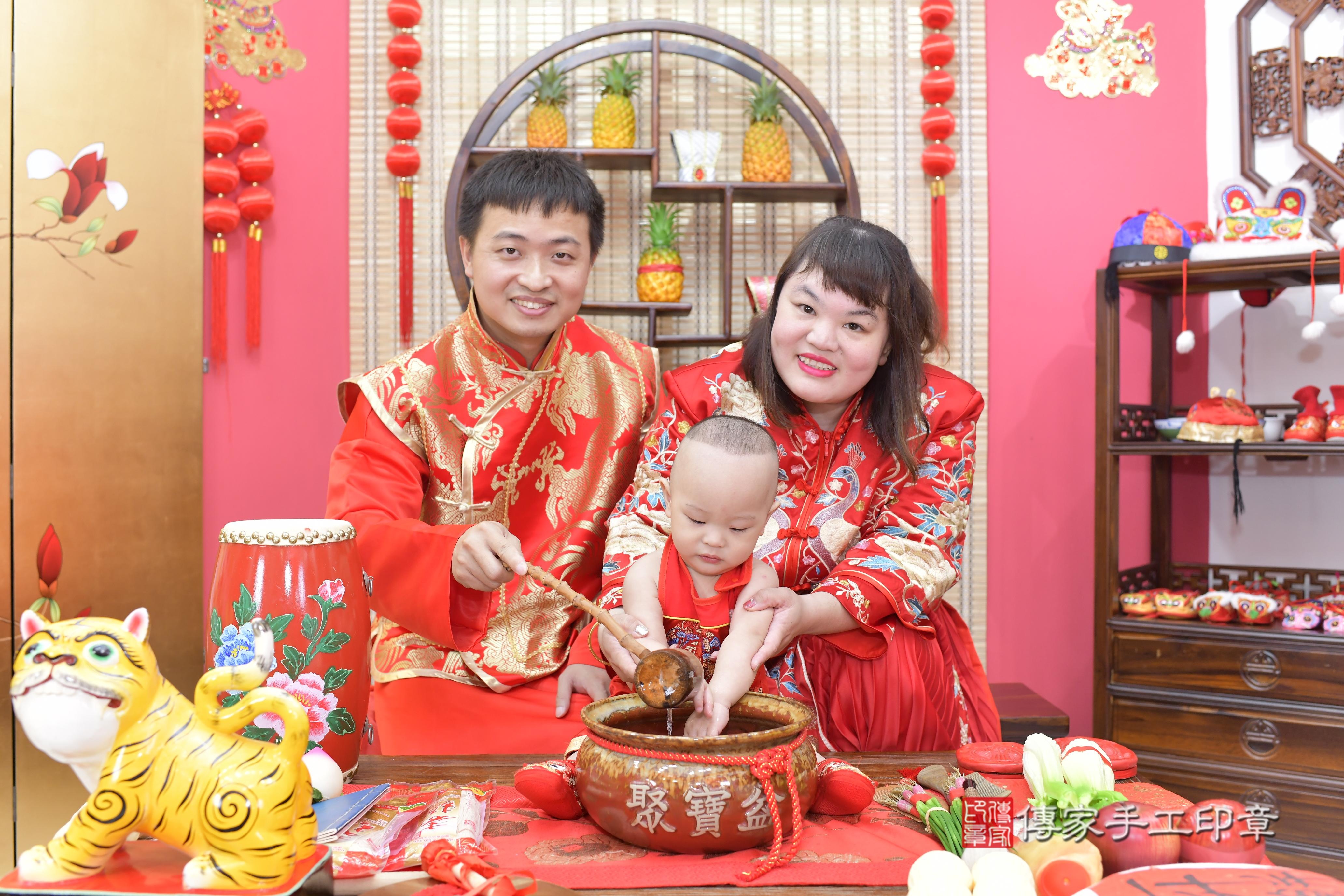 傳家手工印章新竹店、抓周、度脺、美式風會場、傳家嬰兒古禮、吉祥話、抓周道具物品24種、拍照。抓周證書。寶寶抓周、滿周歲、生日快樂、祝福