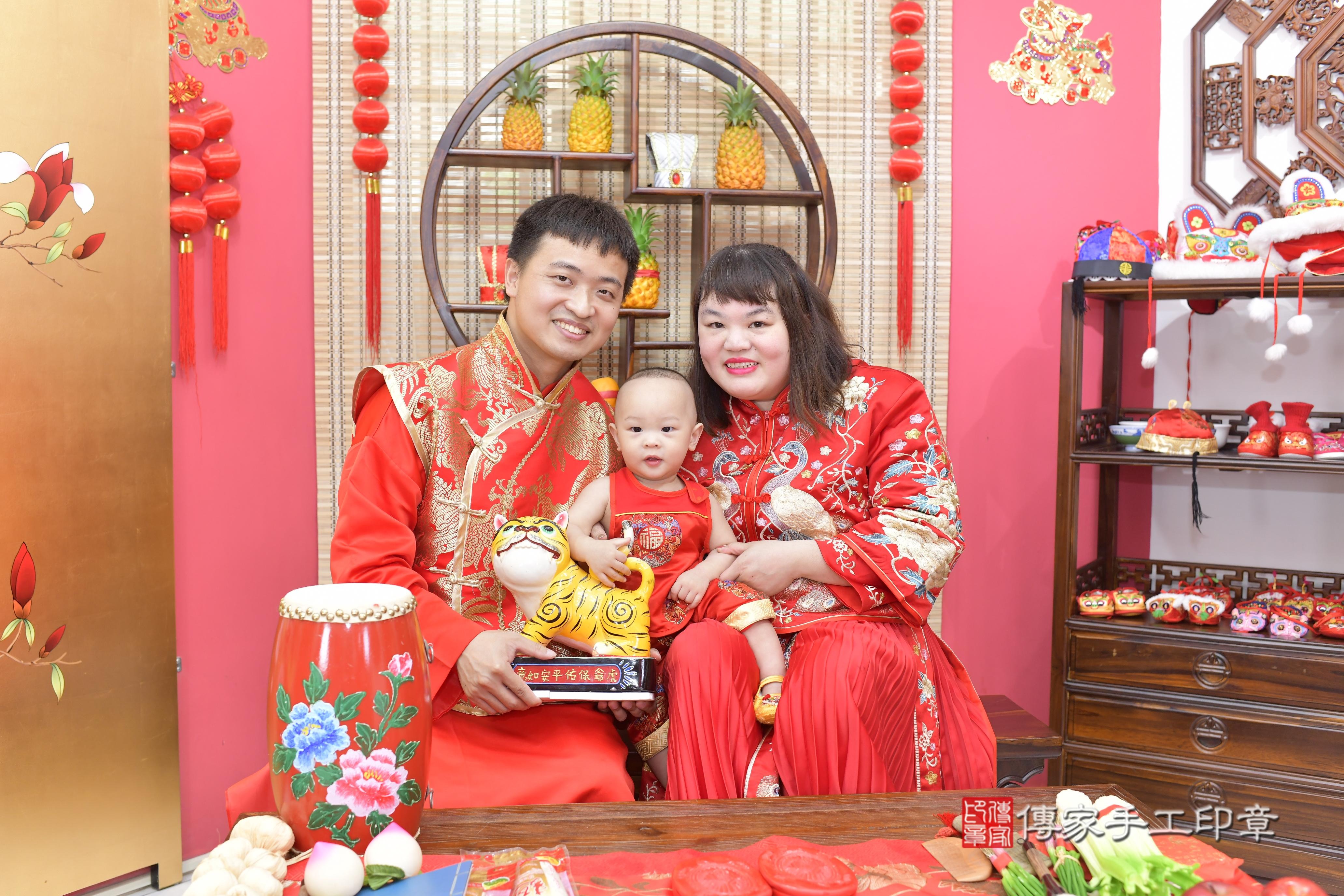 傳家手工印章新竹店、抓周、度脺、美式風會場、傳家嬰兒古禮、吉祥話、抓周道具物品24種、拍照。抓周證書。寶寶抓周、滿周歲、生日快樂、祝福