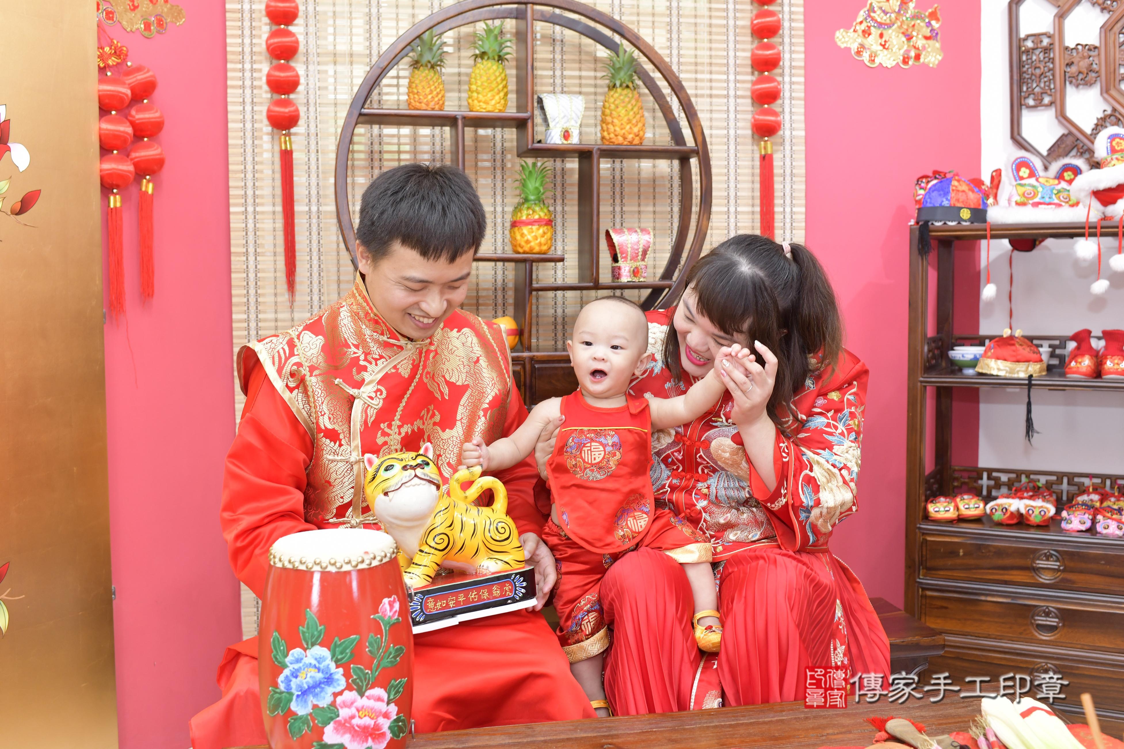 傳家手工印章新竹店、抓周、度脺、美式風會場、傳家嬰兒古禮、吉祥話、抓周道具物品24種、拍照。抓周證書。寶寶抓周、滿周歲、生日快樂、祝福