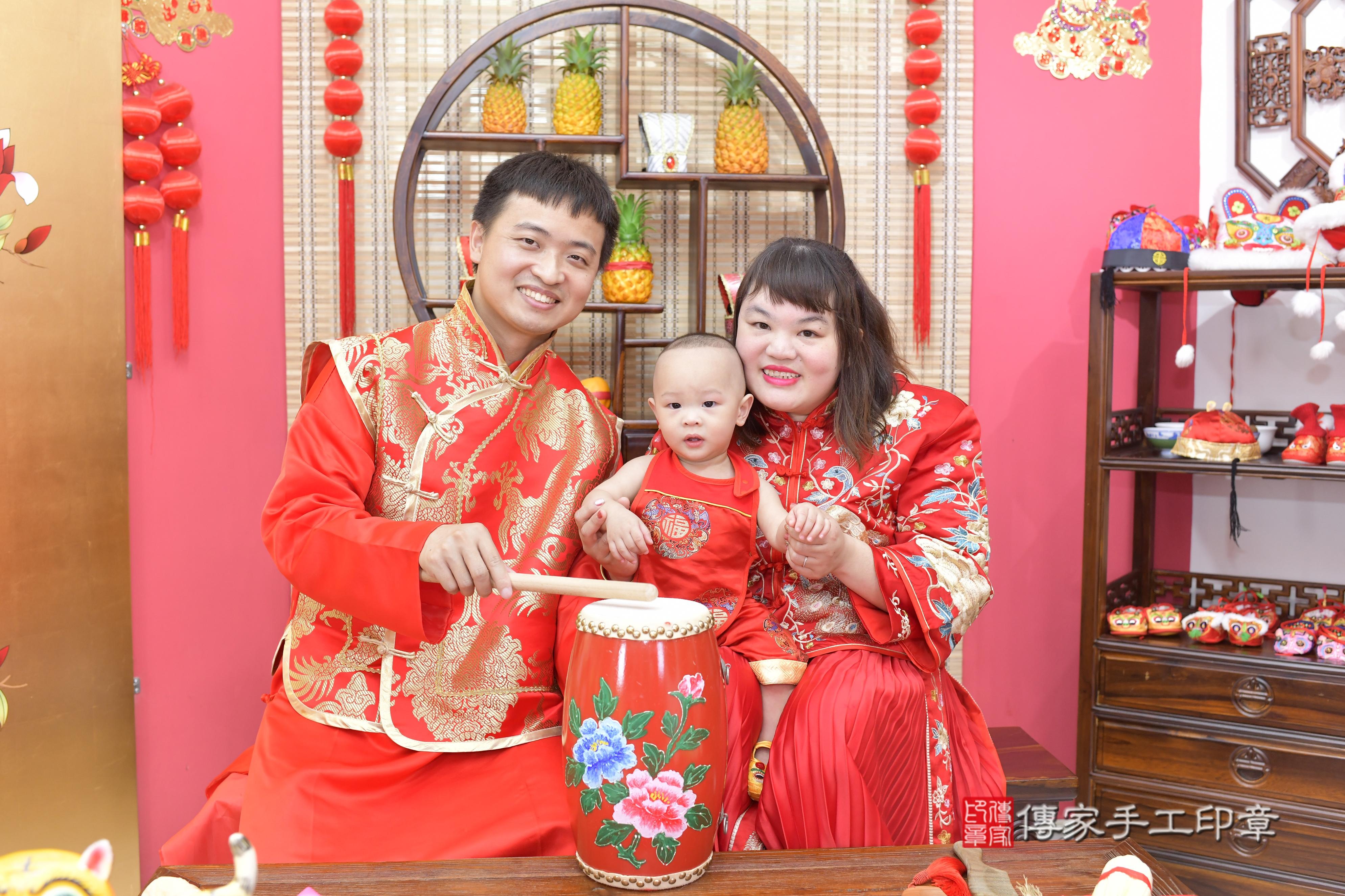 傳家手工印章新竹店、抓周、度脺、美式風會場、傳家嬰兒古禮、吉祥話、抓周道具物品24種、拍照。抓周證書。寶寶抓周、滿周歲、生日快樂、祝福