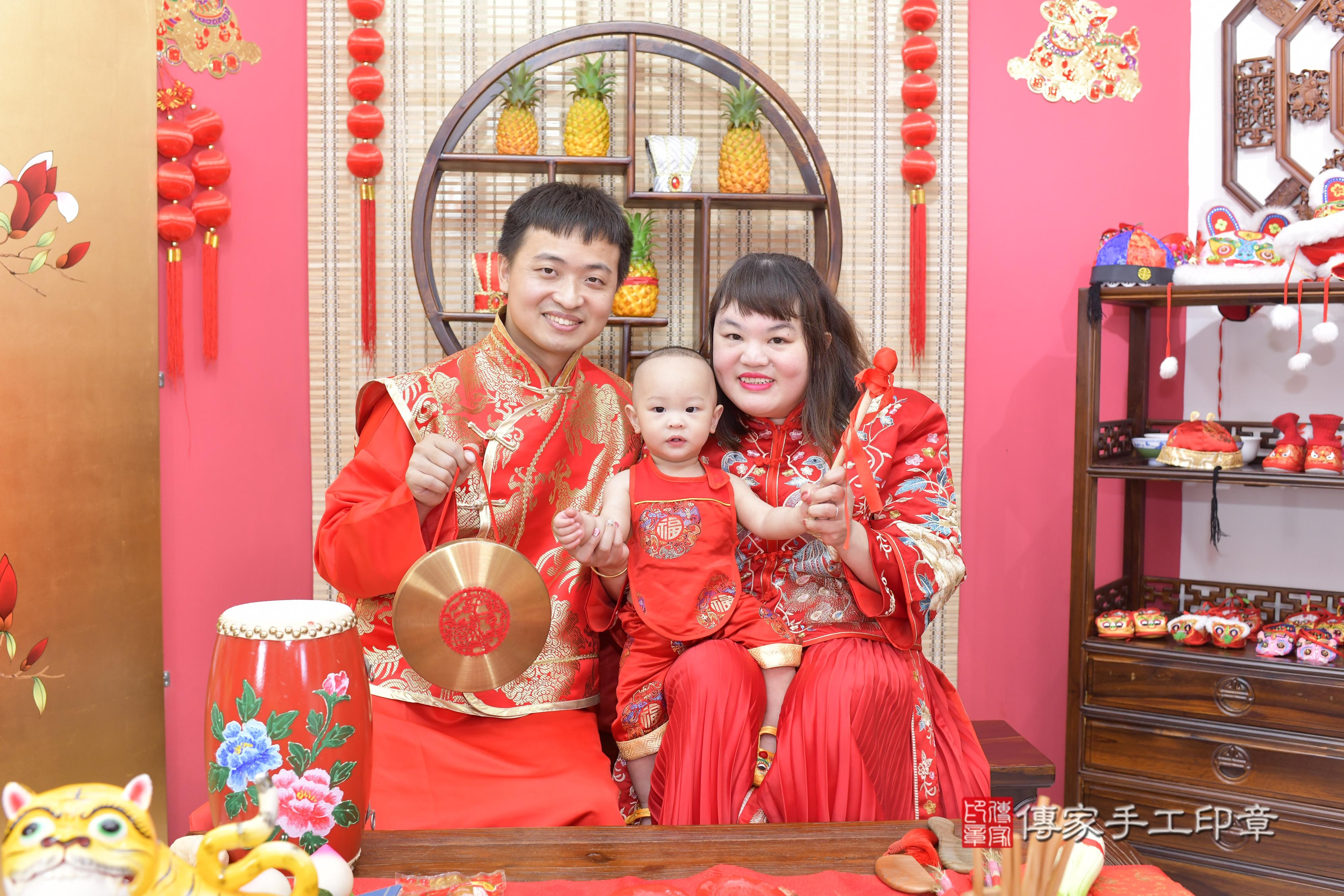 傳家手工印章新竹店、抓周、度脺、美式風會場、傳家嬰兒古禮、吉祥話、抓周道具物品24種、拍照。抓周證書。寶寶抓周、滿周歲、生日快樂、祝福