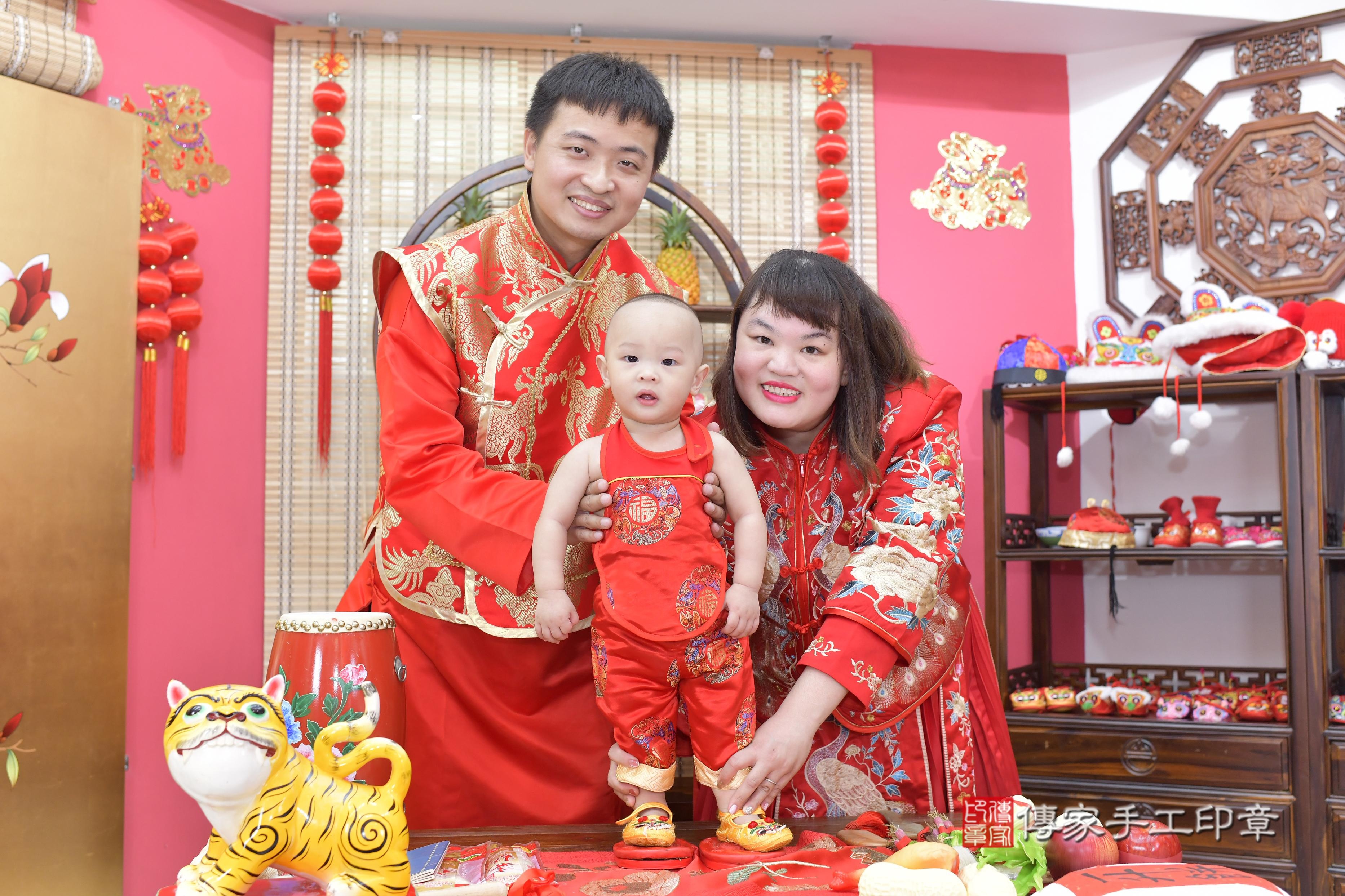 傳家手工印章新竹店、抓周、度脺、美式風會場、傳家嬰兒古禮、吉祥話、抓周道具物品24種、拍照。抓周證書。寶寶抓周、滿周歲、生日快樂、祝福