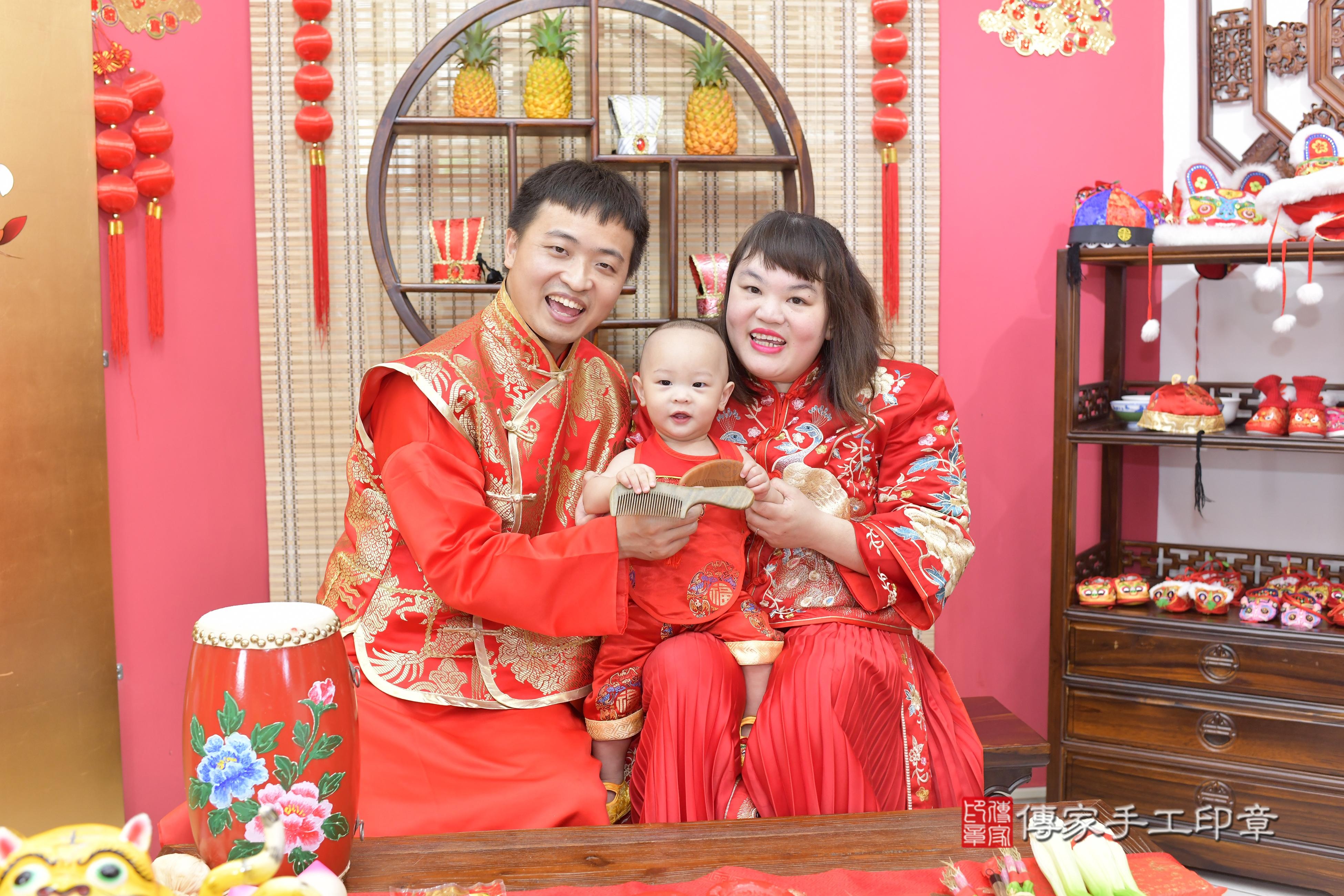 傳家手工印章新竹店、抓周、度脺、美式風會場、傳家嬰兒古禮、吉祥話、抓周道具物品24種、拍照。抓周證書。寶寶抓周、滿周歲、生日快樂、祝福