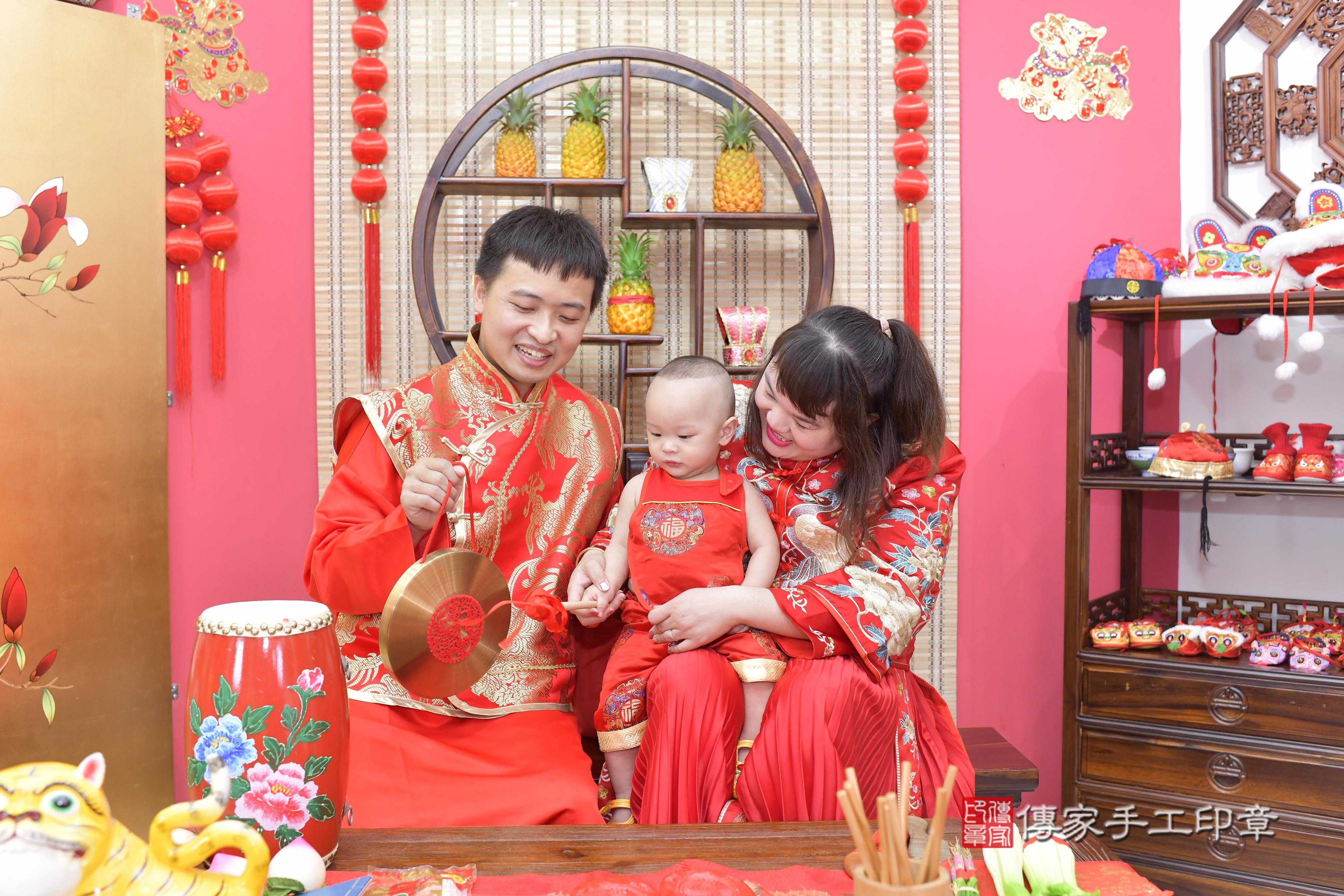 傳家手工印章新竹店、抓周、度脺、美式風會場、傳家嬰兒古禮、吉祥話、抓周道具物品24種、拍照。抓周證書。寶寶抓周、滿周歲、生日快樂、祝福