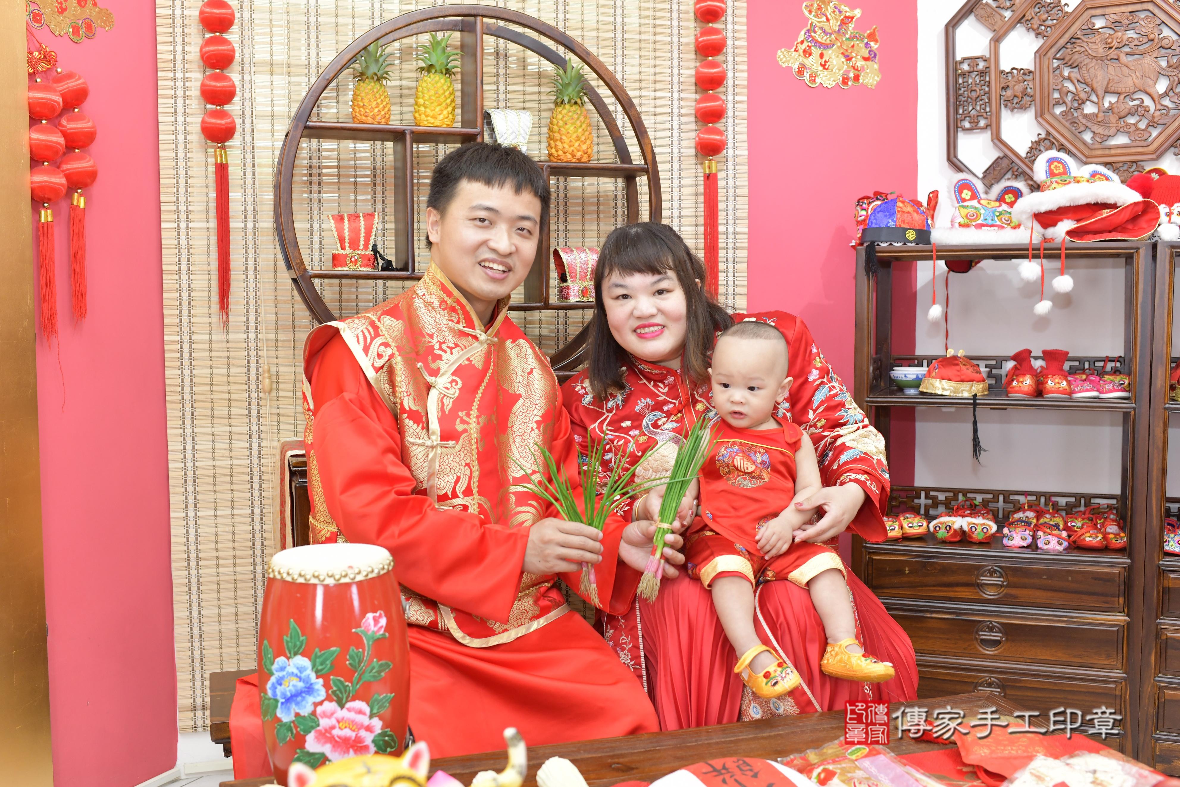 傳家手工印章新竹店、抓周、度脺、美式風會場、傳家嬰兒古禮、吉祥話、抓周道具物品24種、拍照。抓周證書。寶寶抓周、滿周歲、生日快樂、祝福