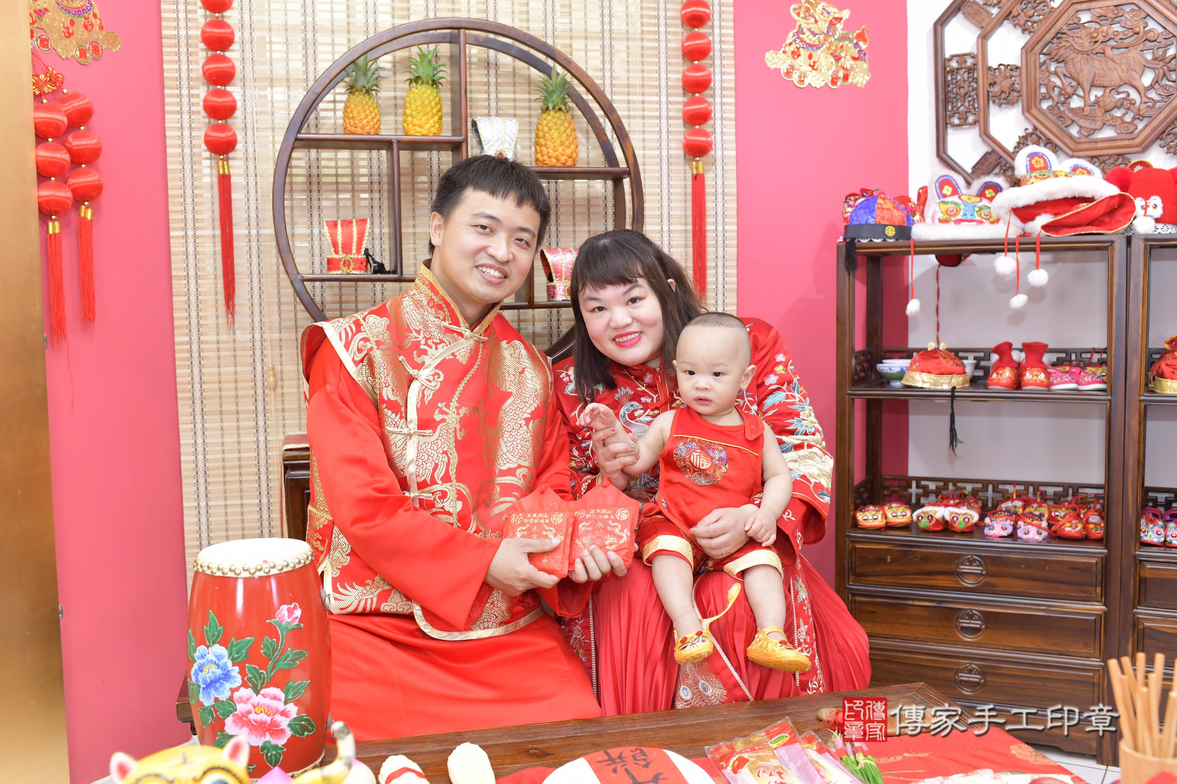 傳家手工印章新竹店、抓周、度脺、美式風會場、傳家嬰兒古禮、吉祥話、抓周道具物品24種、拍照。抓周證書。寶寶抓周、滿周歲、生日快樂、祝福