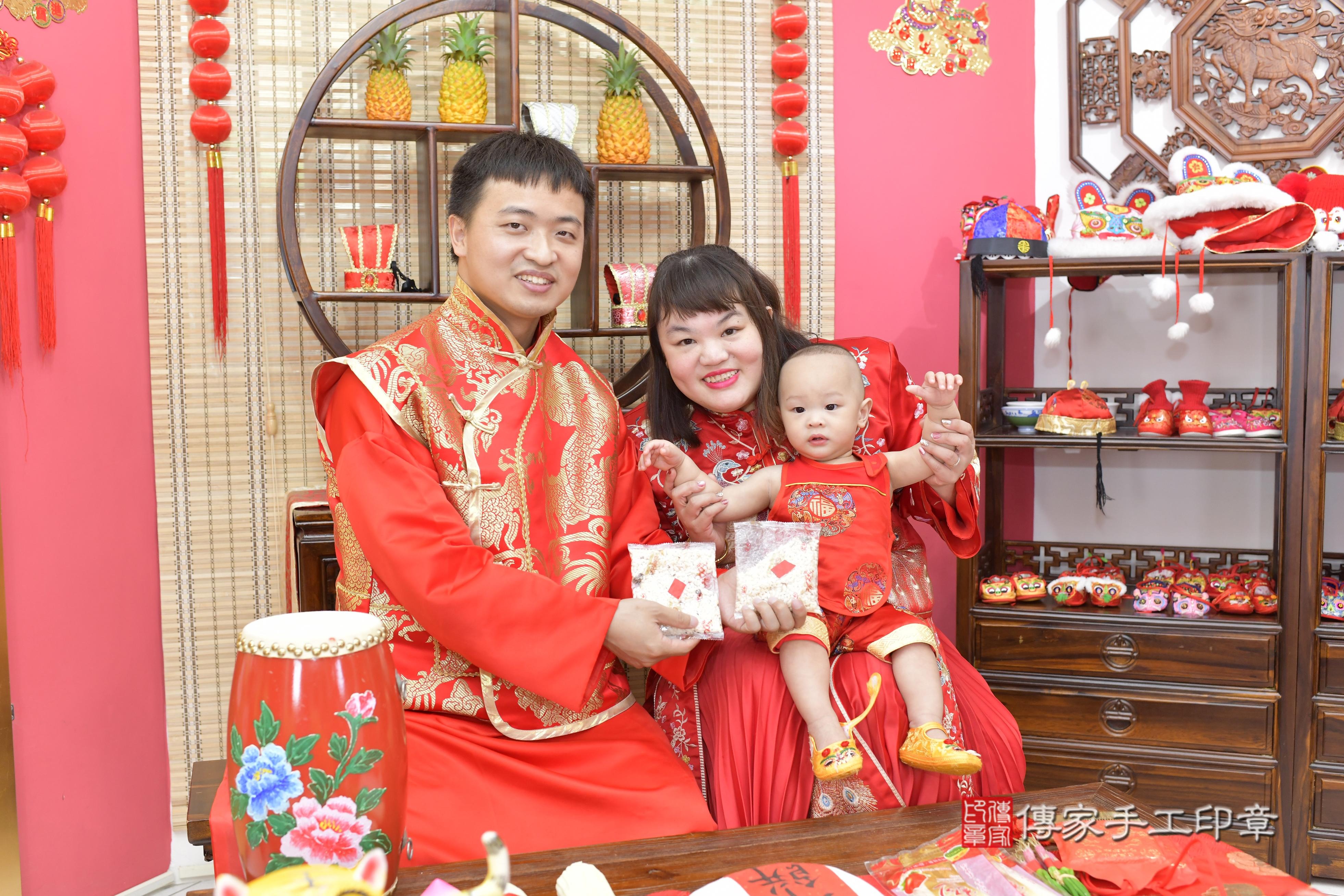 傳家手工印章新竹店、抓周、度脺、美式風會場、傳家嬰兒古禮、吉祥話、抓周道具物品24種、拍照。抓周證書。寶寶抓周、滿周歲、生日快樂、祝福