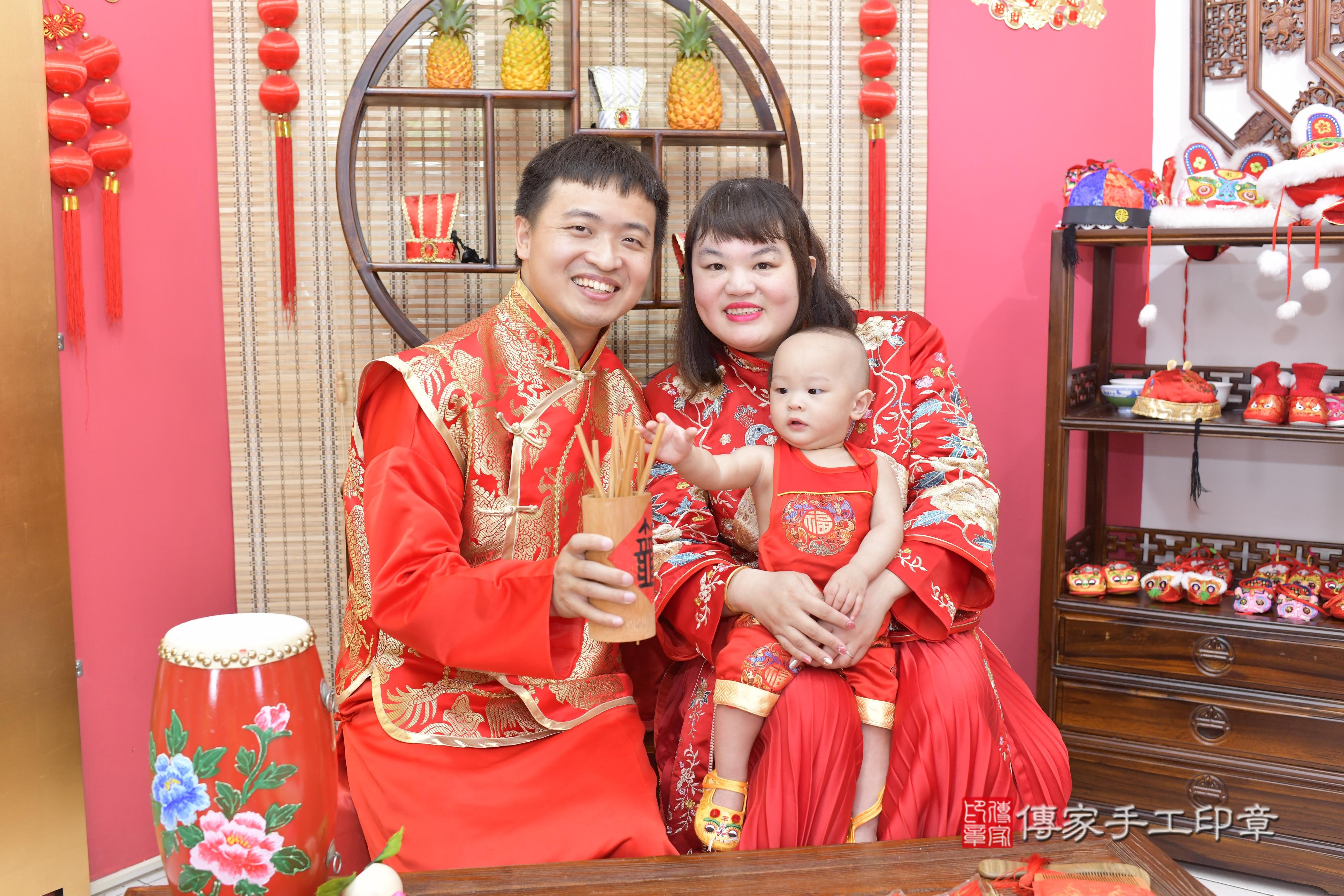 傳家手工印章新竹店、抓周、度脺、美式風會場、傳家嬰兒古禮、吉祥話、抓周道具物品24種、拍照。抓周證書。寶寶抓周、滿周歲、生日快樂、祝福