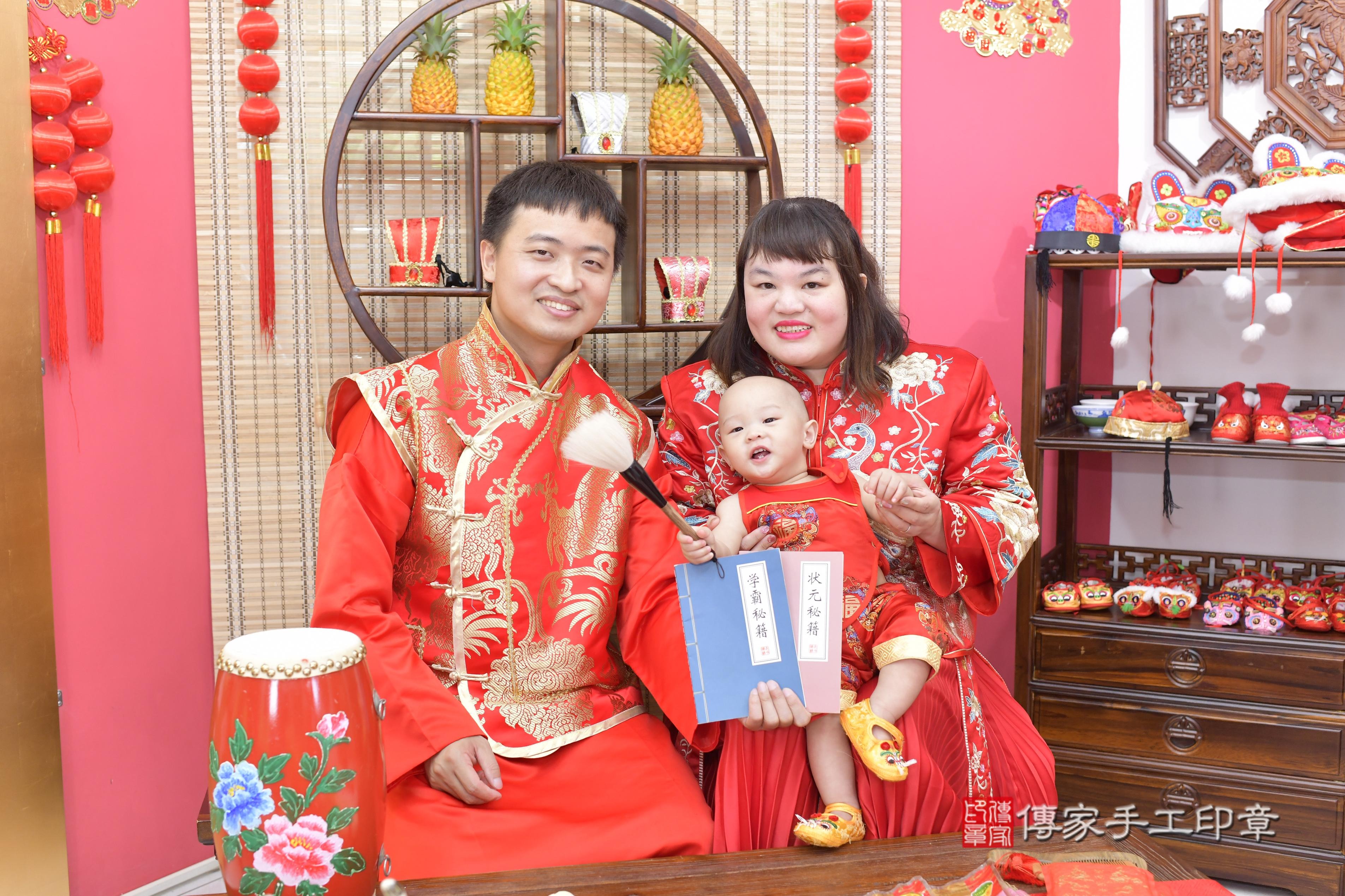 傳家手工印章新竹店、抓周、度脺、美式風會場、傳家嬰兒古禮、吉祥話、抓周道具物品24種、拍照。抓周證書。寶寶抓周、滿周歲、生日快樂、祝福