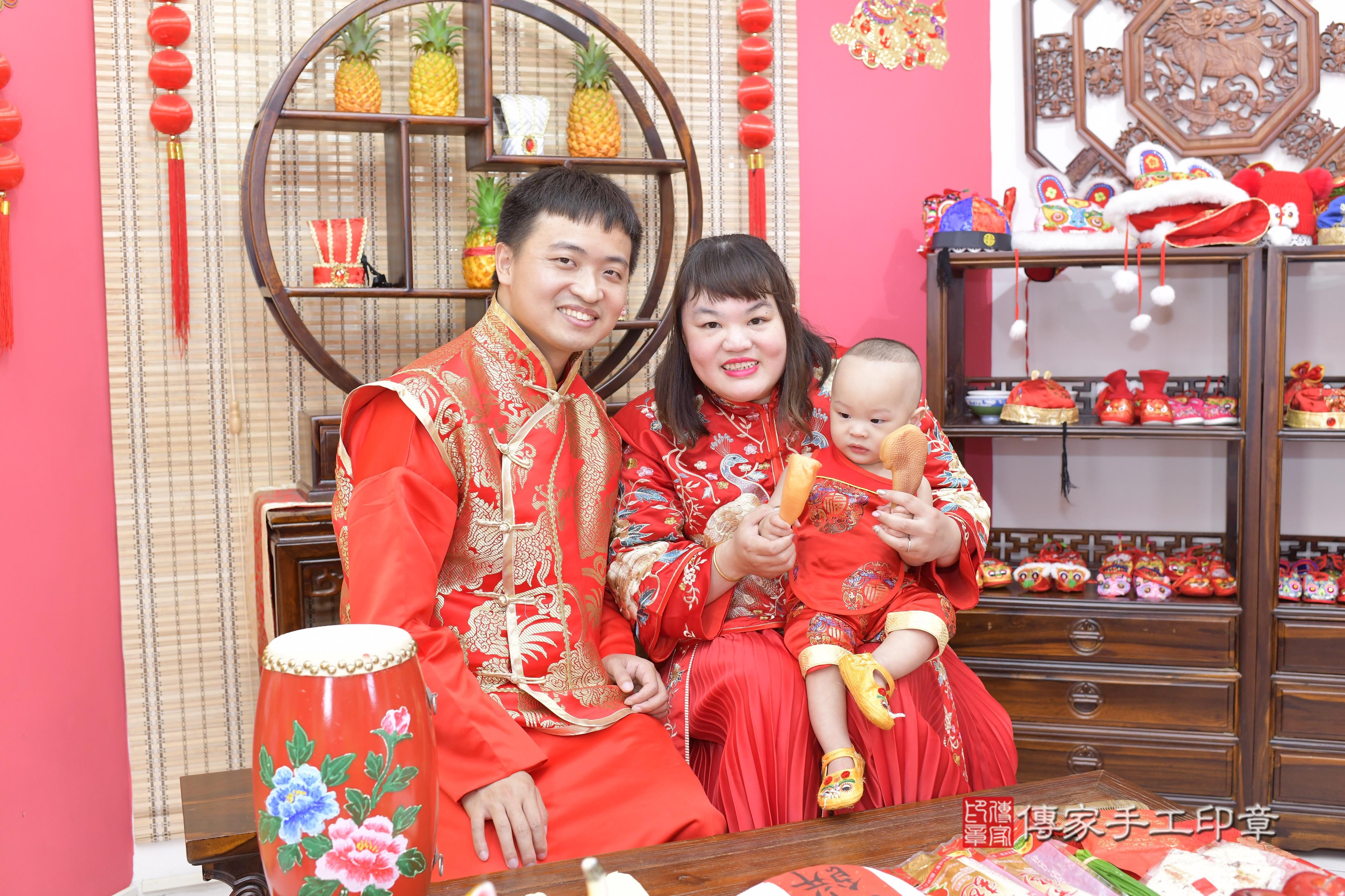 傳家手工印章新竹店、抓周、度脺、美式風會場、傳家嬰兒古禮、吉祥話、抓周道具物品24種、拍照。抓周證書。寶寶抓周、滿周歲、生日快樂、祝福