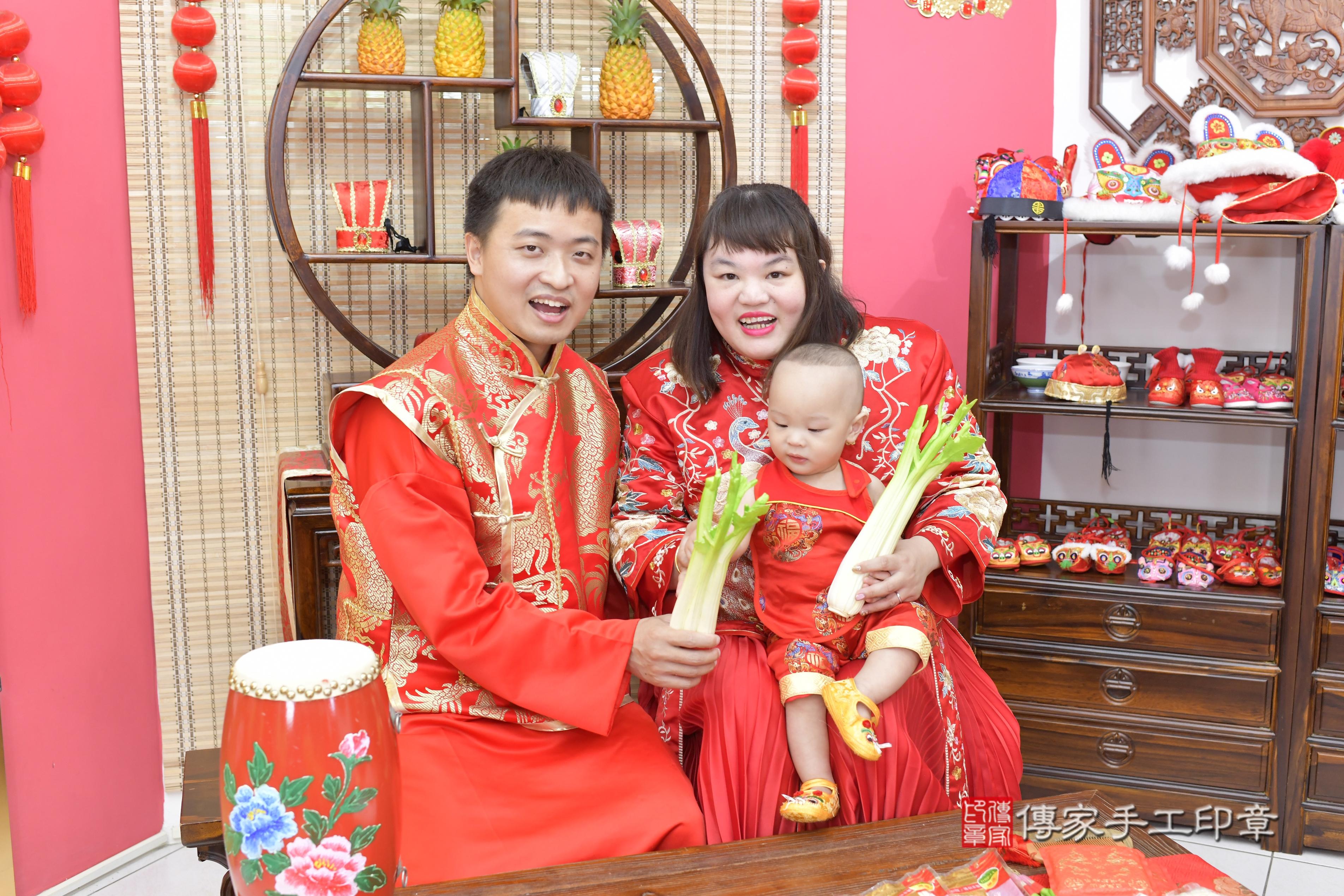 傳家手工印章新竹店、抓周、度脺、美式風會場、傳家嬰兒古禮、吉祥話、抓周道具物品24種、拍照。抓周證書。寶寶抓周、滿周歲、生日快樂、祝福
