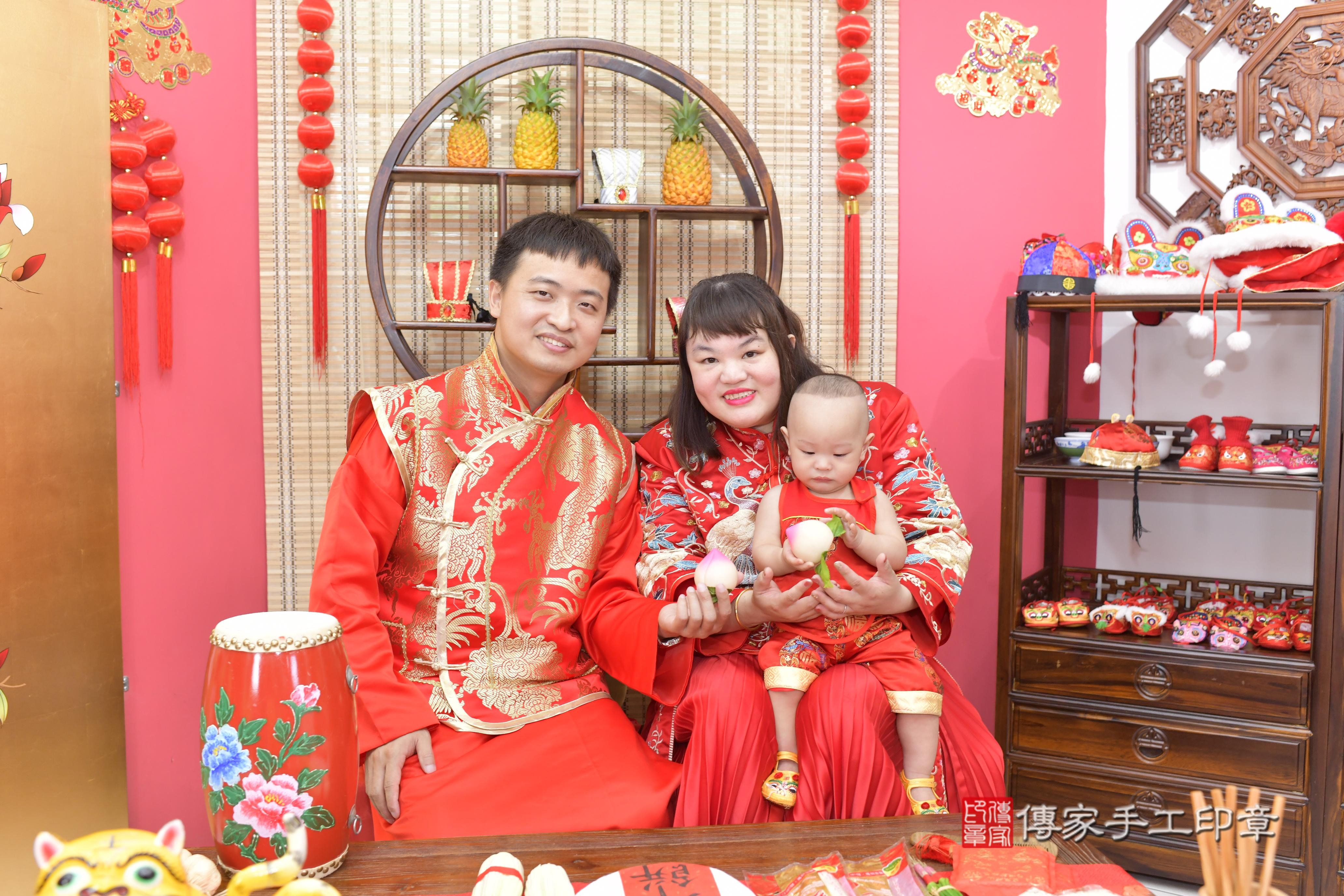 傳家手工印章新竹店、抓周、度脺、美式風會場、傳家嬰兒古禮、吉祥話、抓周道具物品24種、拍照。抓周證書。寶寶抓周、滿周歲、生日快樂、祝福