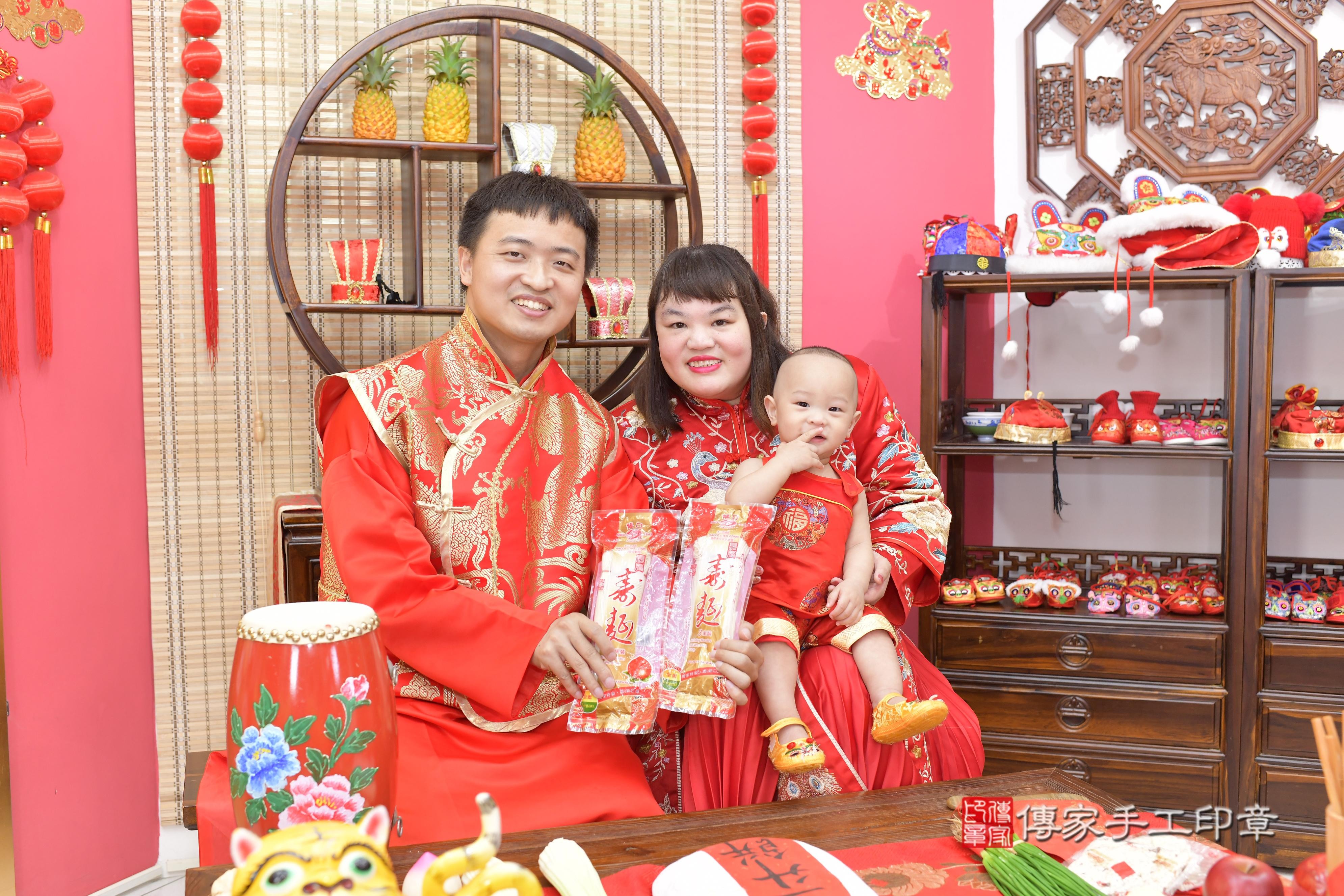 傳家手工印章新竹店、抓周、度脺、美式風會場、傳家嬰兒古禮、吉祥話、抓周道具物品24種、拍照。抓周證書。寶寶抓周、滿周歲、生日快樂、祝福