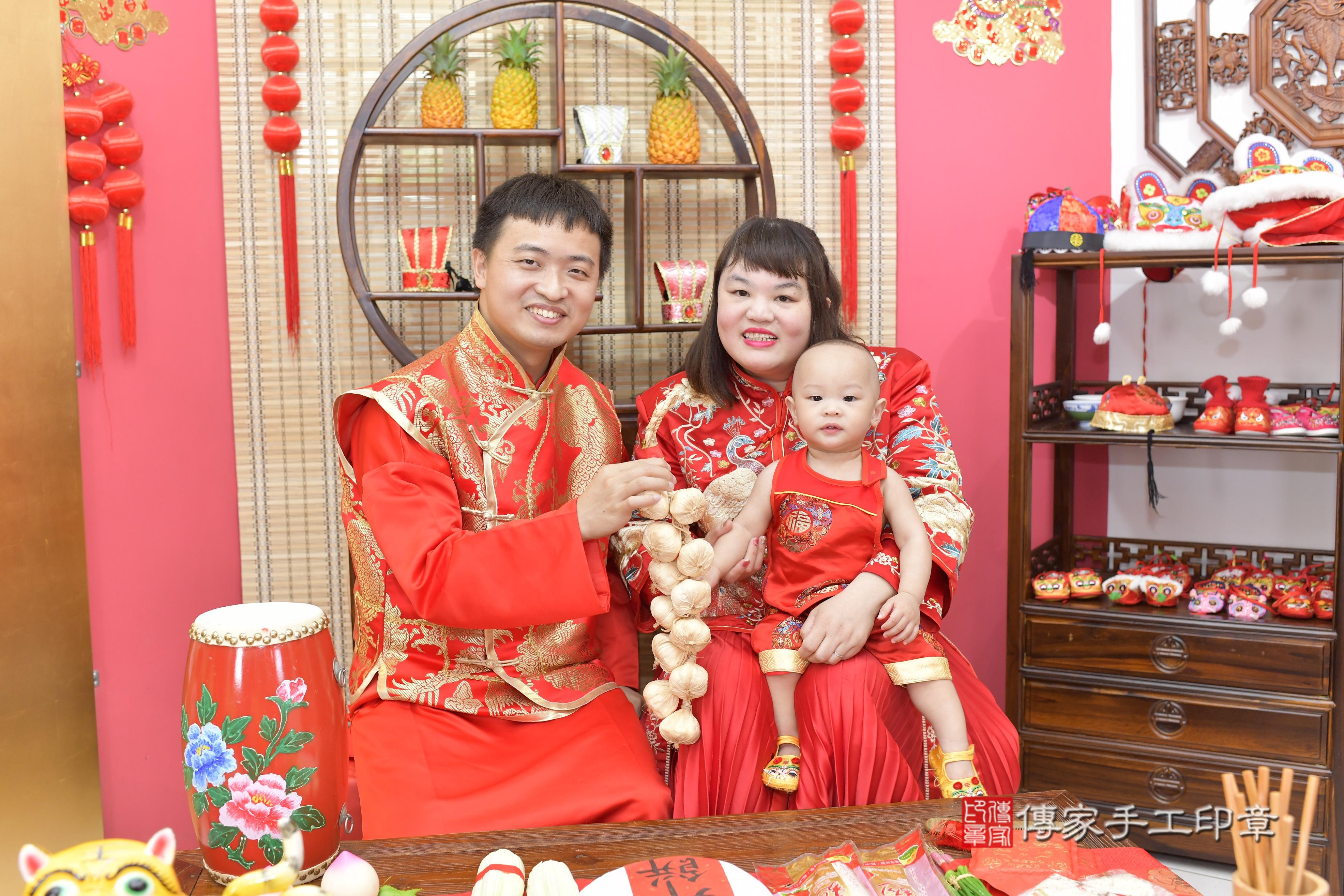 傳家手工印章新竹店、抓周、度脺、美式風會場、傳家嬰兒古禮、吉祥話、抓周道具物品24種、拍照。抓周證書。寶寶抓周、滿周歲、生日快樂、祝福
