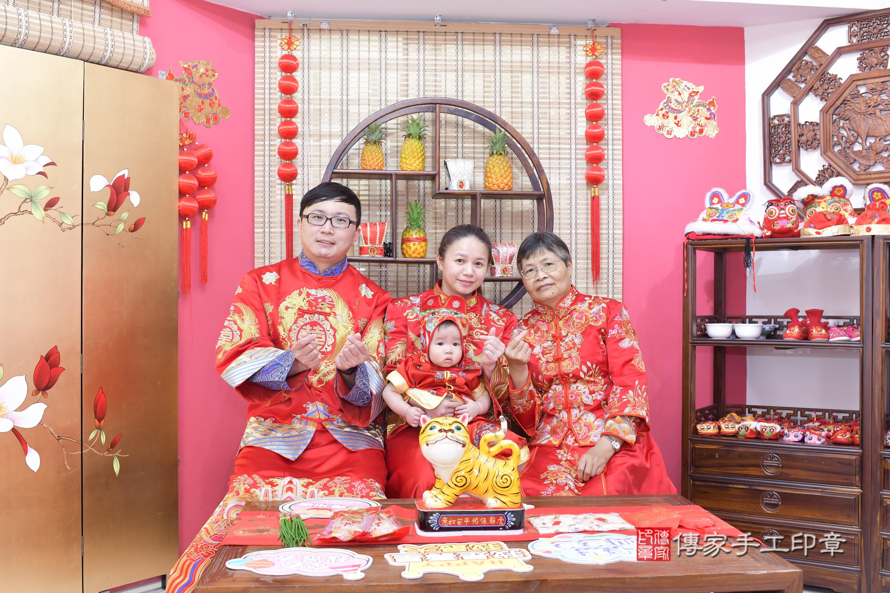 傳家手工印章新竹店、抓周、度脺、美式風會場、傳家嬰兒古禮、吉祥話、抓周道具物品24種、拍照。抓周證書。寶寶抓周、滿周歲、生日快樂、祝福