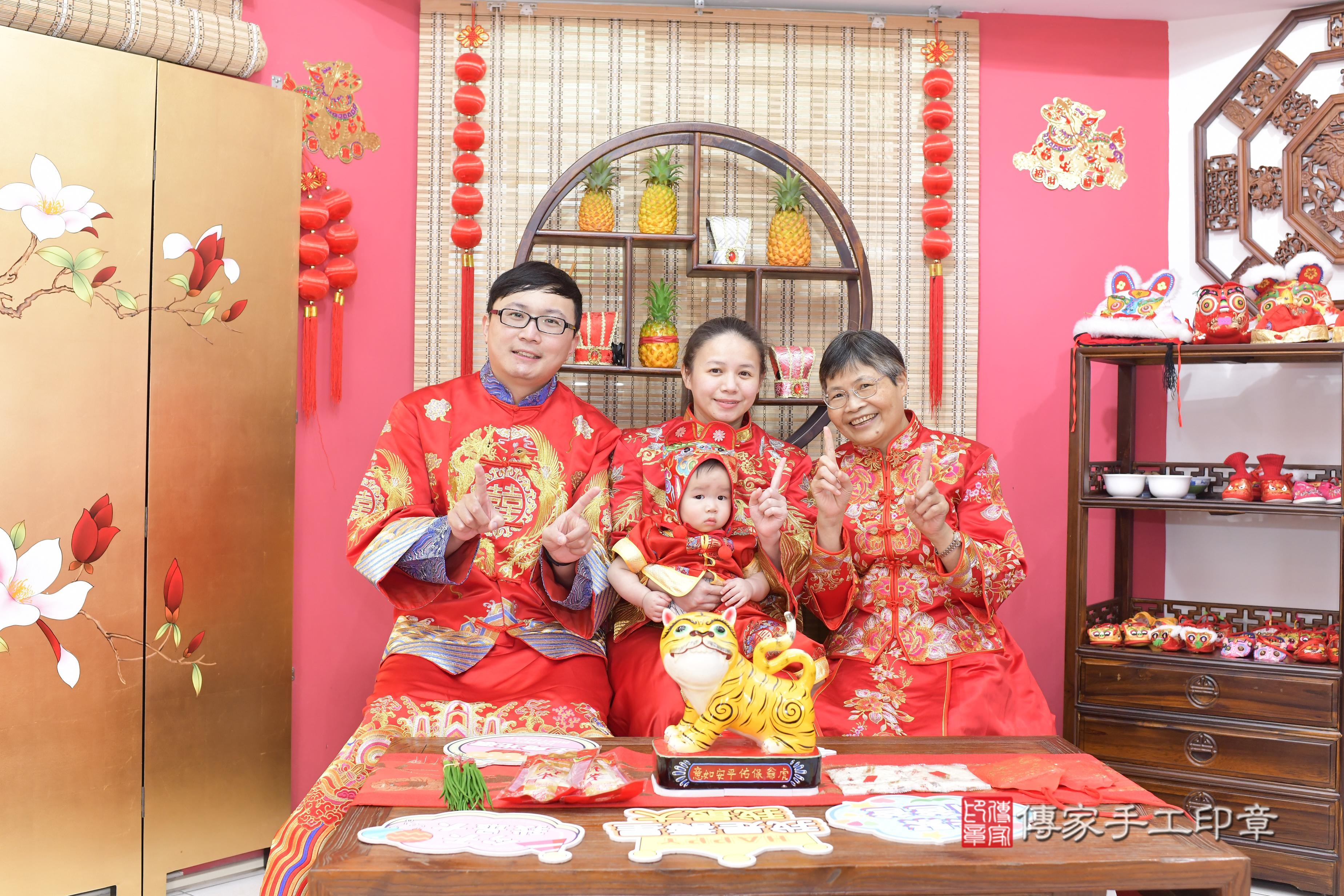 傳家手工印章新竹店、抓周、度脺、美式風會場、傳家嬰兒古禮、吉祥話、抓周道具物品24種、拍照。抓周證書。寶寶抓周、滿周歲、生日快樂、祝福
