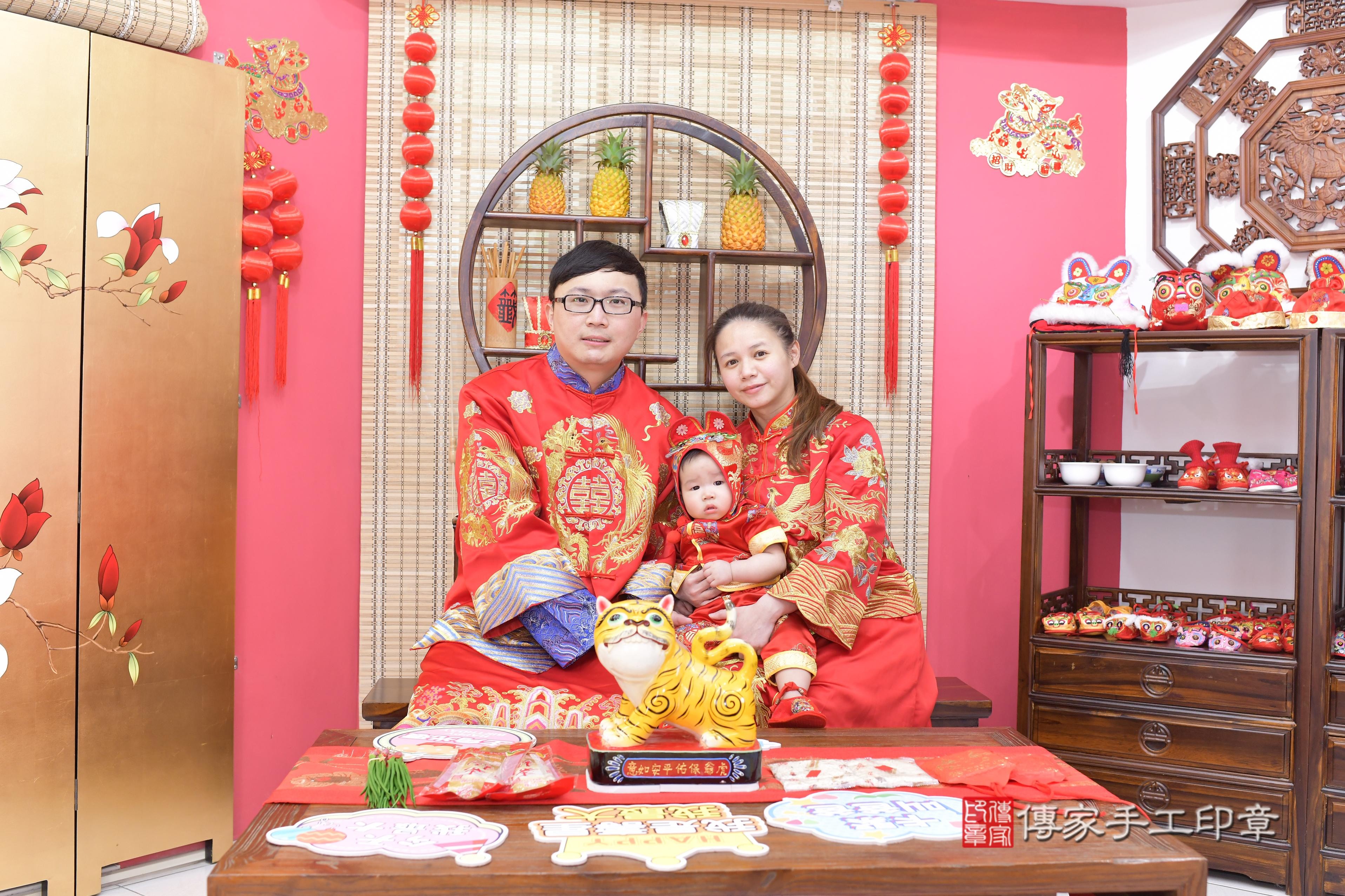 傳家手工印章新竹店、抓周、度脺、美式風會場、傳家嬰兒古禮、吉祥話、抓周道具物品24種、拍照。抓周證書。寶寶抓周、滿周歲、生日快樂、祝福