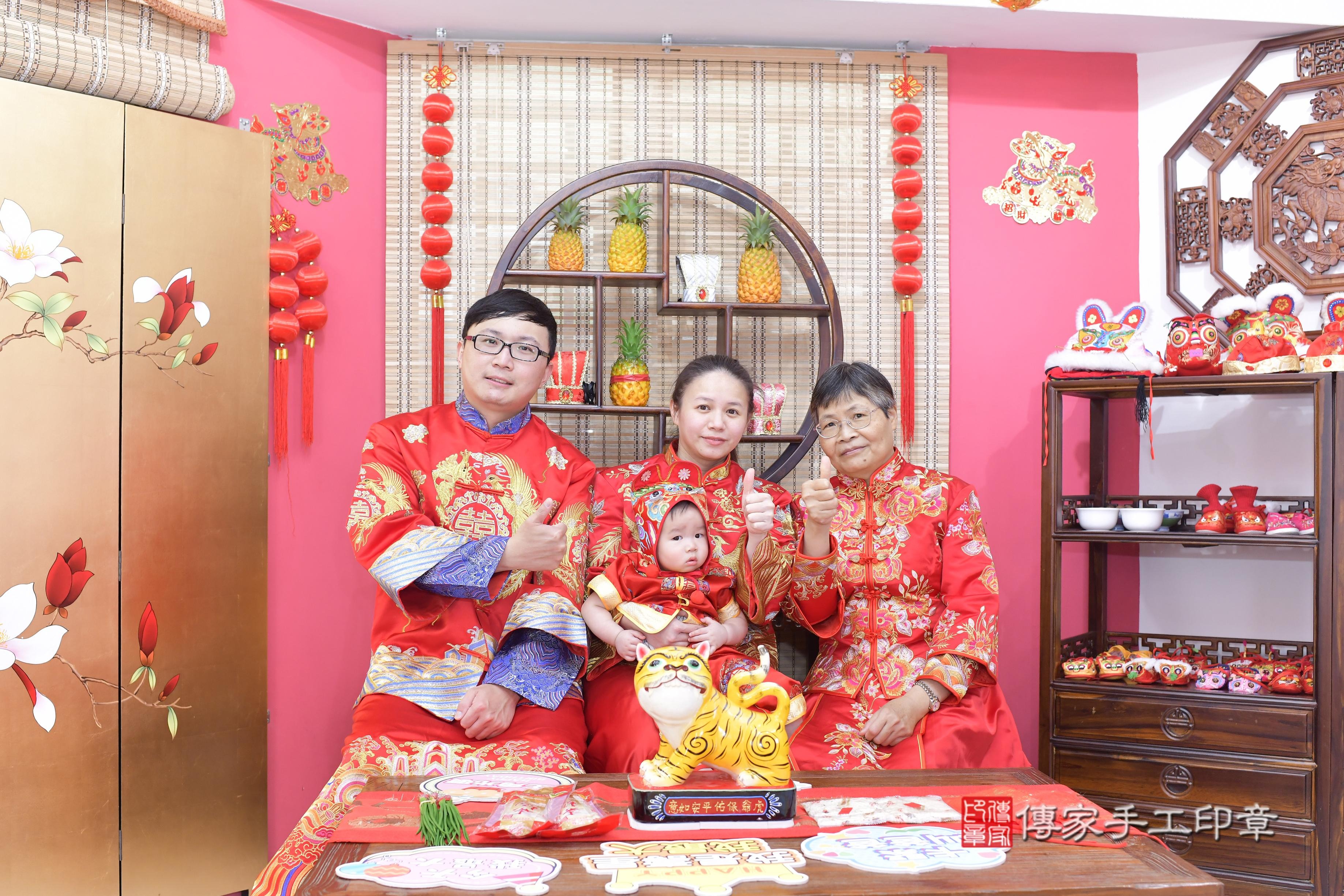 傳家手工印章新竹店、抓周、度脺、美式風會場、傳家嬰兒古禮、吉祥話、抓周道具物品24種、拍照。抓周證書。寶寶抓周、滿周歲、生日快樂、祝福