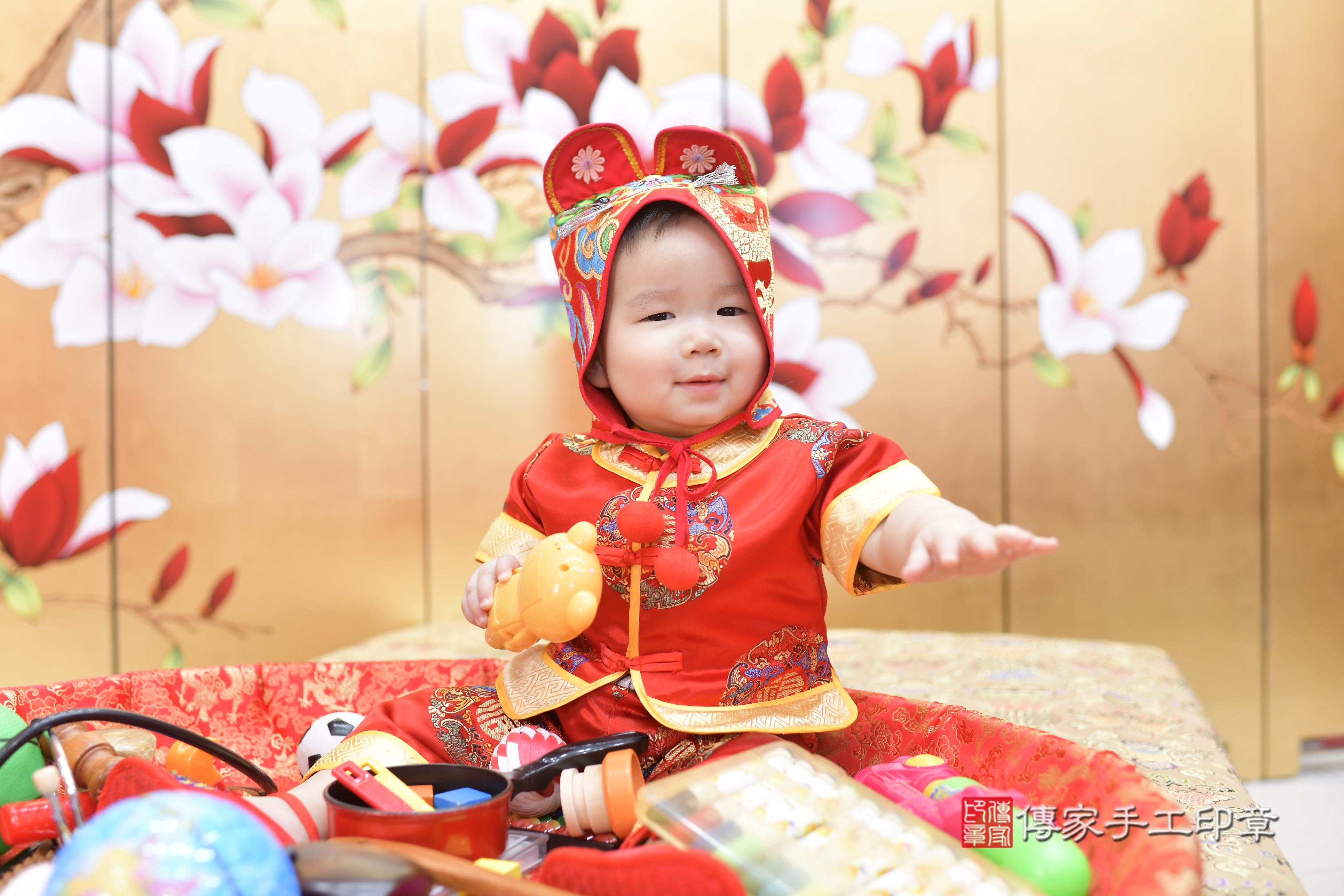 傳家手工印章新竹店、抓周、度脺、美式風會場、傳家嬰兒古禮、吉祥話、抓周道具物品24種、拍照。抓周證書。寶寶抓周、滿周歲、生日快樂、祝福