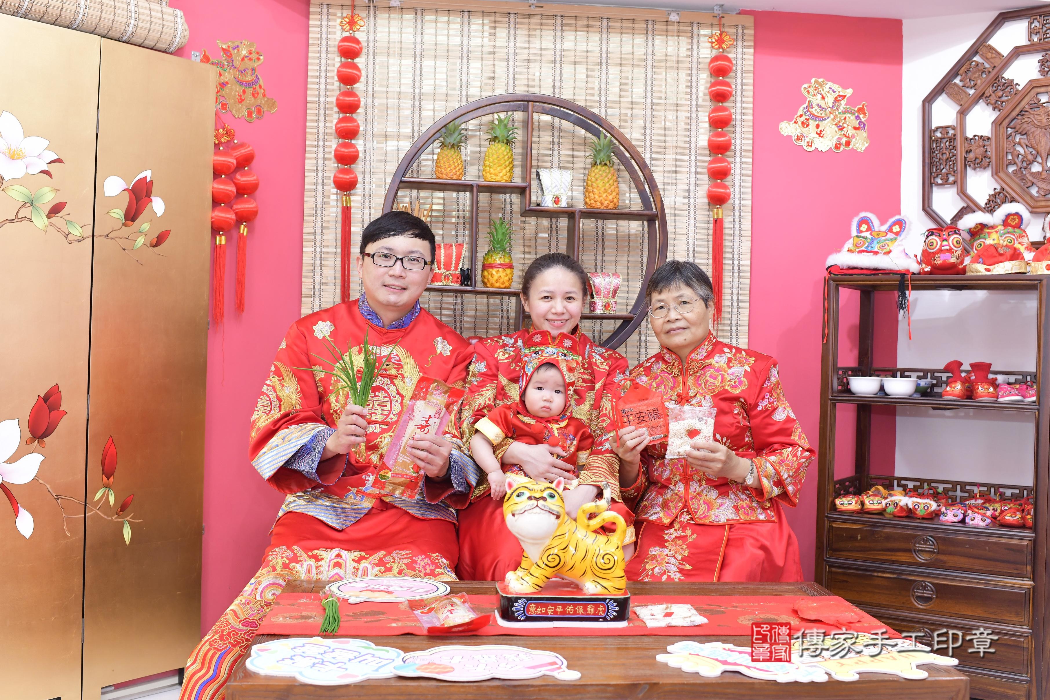 傳家手工印章新竹店、抓周、度脺、美式風會場、傳家嬰兒古禮、吉祥話、抓周道具物品24種、拍照。抓周證書。寶寶抓周、滿周歲、生日快樂、祝福