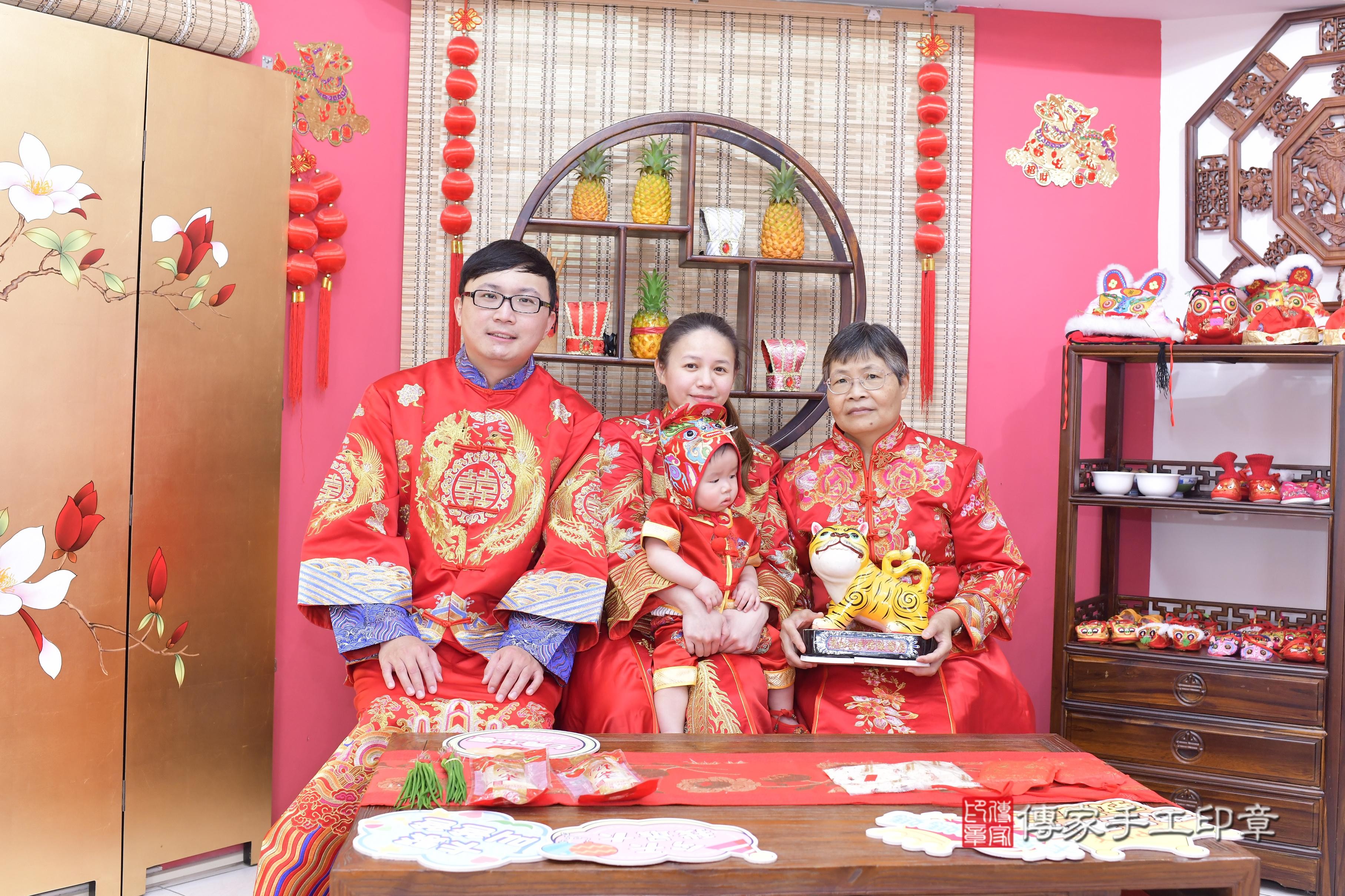 傳家手工印章新竹店、抓周、度脺、美式風會場、傳家嬰兒古禮、吉祥話、抓周道具物品24種、拍照。抓周證書。寶寶抓周、滿周歲、生日快樂、祝福