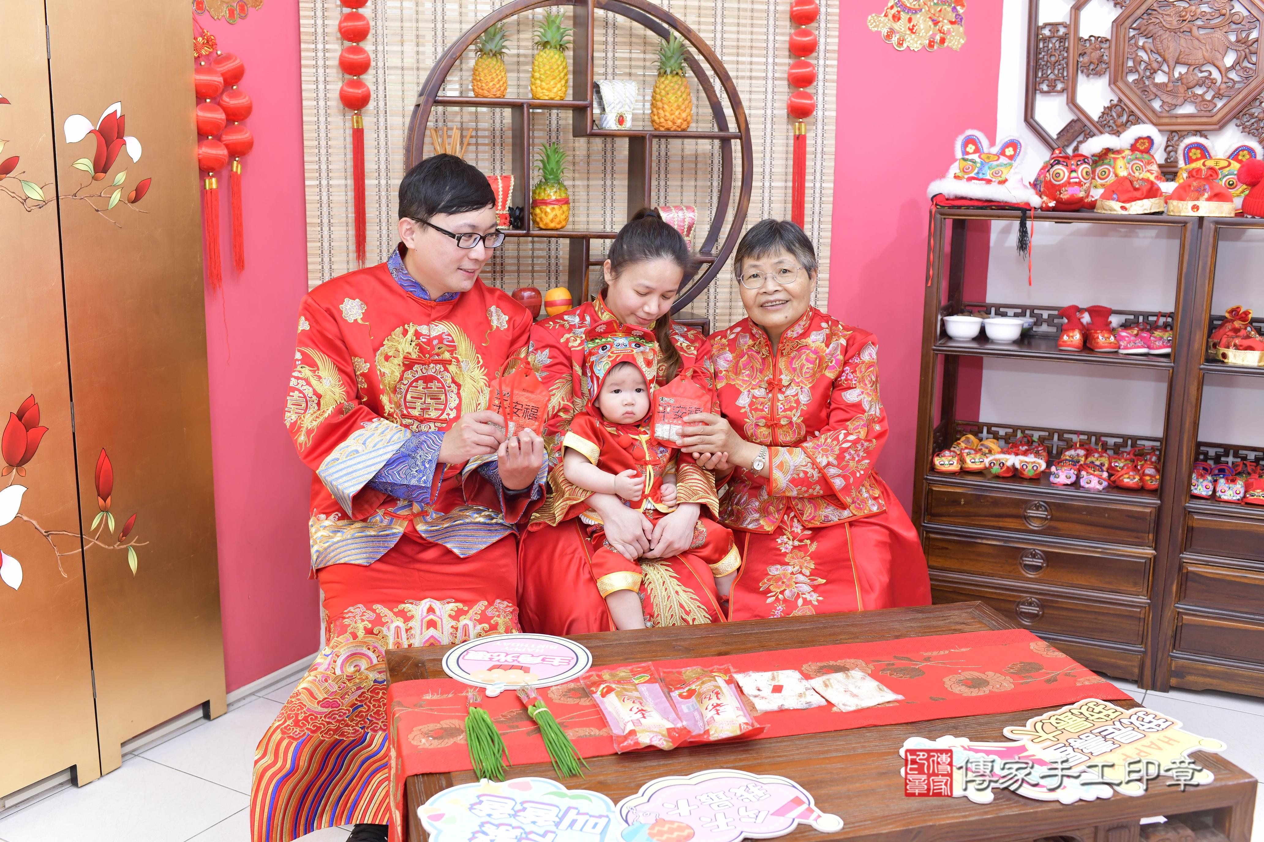 傳家手工印章新竹店、抓周、度脺、美式風會場、傳家嬰兒古禮、吉祥話、抓周道具物品24種、拍照。抓周證書。寶寶抓周、滿周歲、生日快樂、祝福