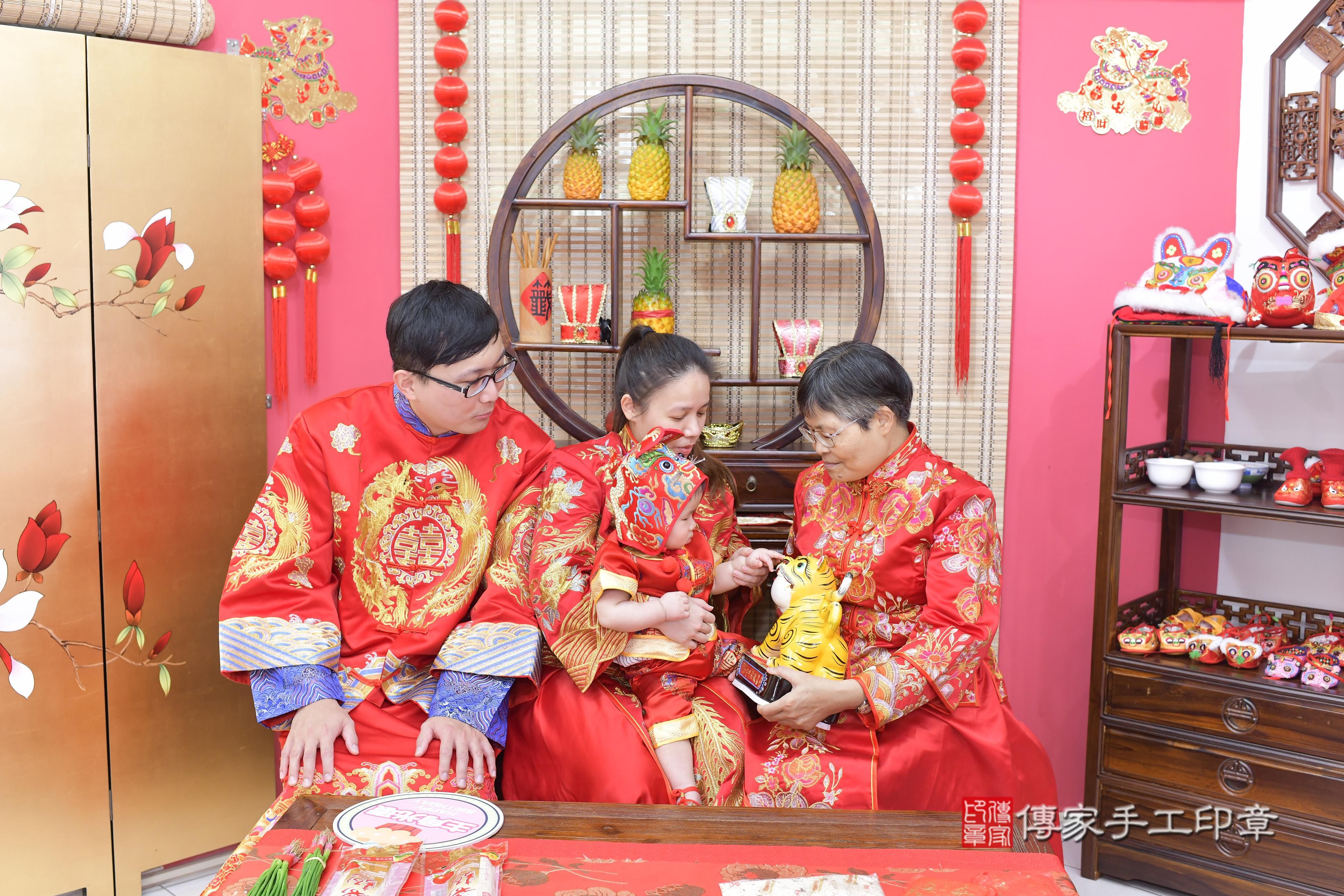 傳家手工印章新竹店、抓周、度脺、美式風會場、傳家嬰兒古禮、吉祥話、抓周道具物品24種、拍照。抓周證書。寶寶抓周、滿周歲、生日快樂、祝福