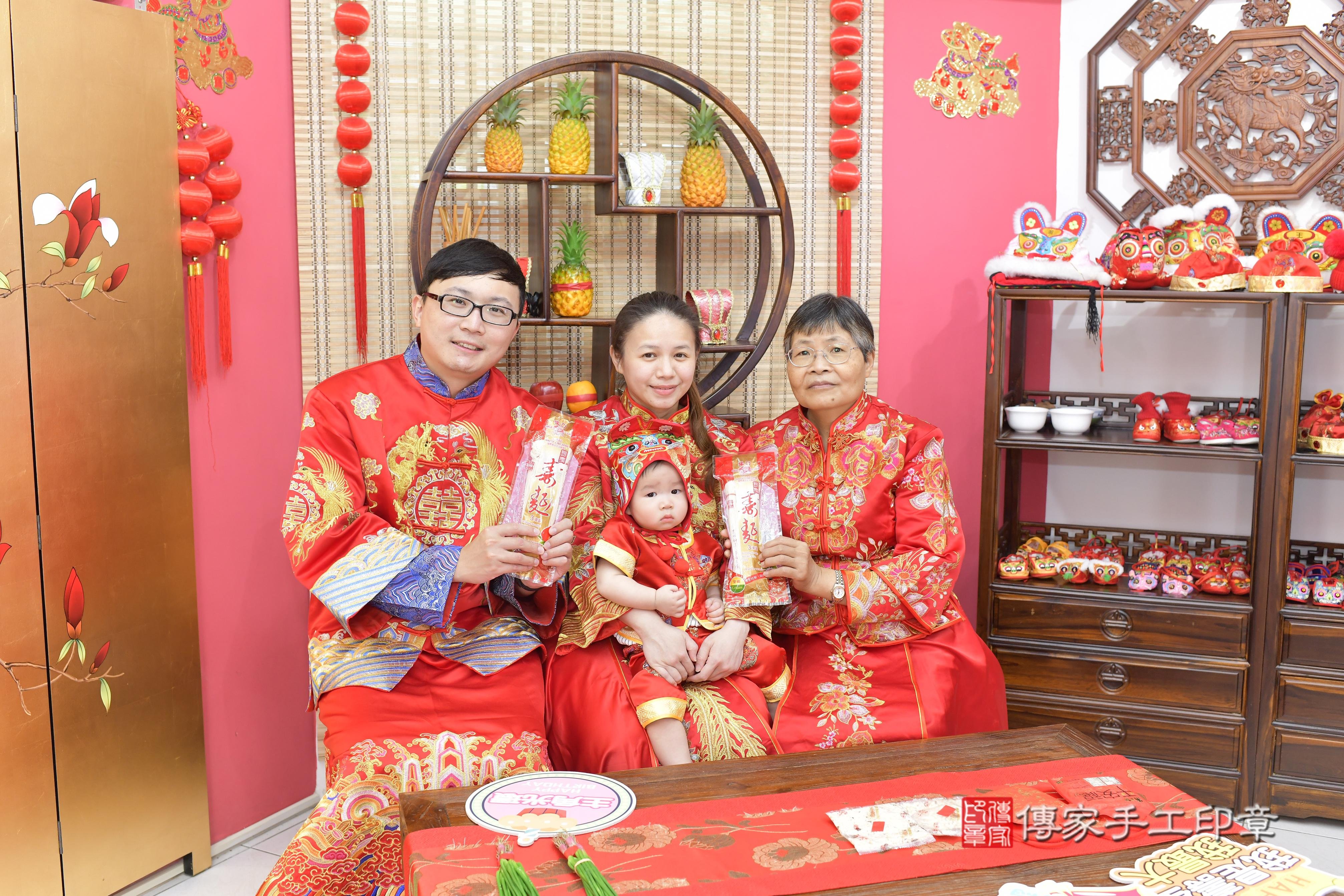 傳家手工印章新竹店、抓周、度脺、美式風會場、傳家嬰兒古禮、吉祥話、抓周道具物品24種、拍照。抓周證書。寶寶抓周、滿周歲、生日快樂、祝福