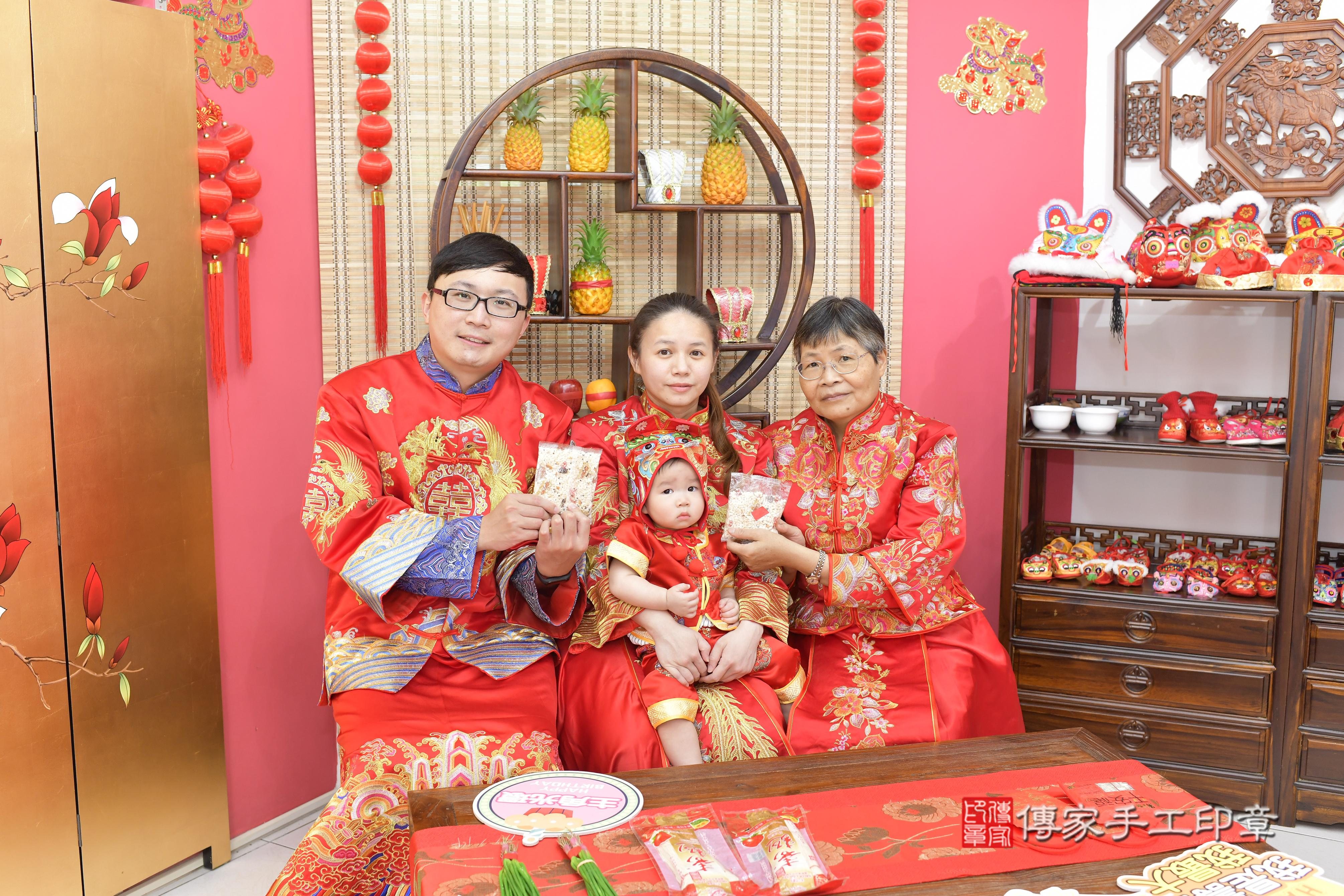 傳家手工印章新竹店、抓周、度脺、美式風會場、傳家嬰兒古禮、吉祥話、抓周道具物品24種、拍照。抓周證書。寶寶抓周、滿周歲、生日快樂、祝福