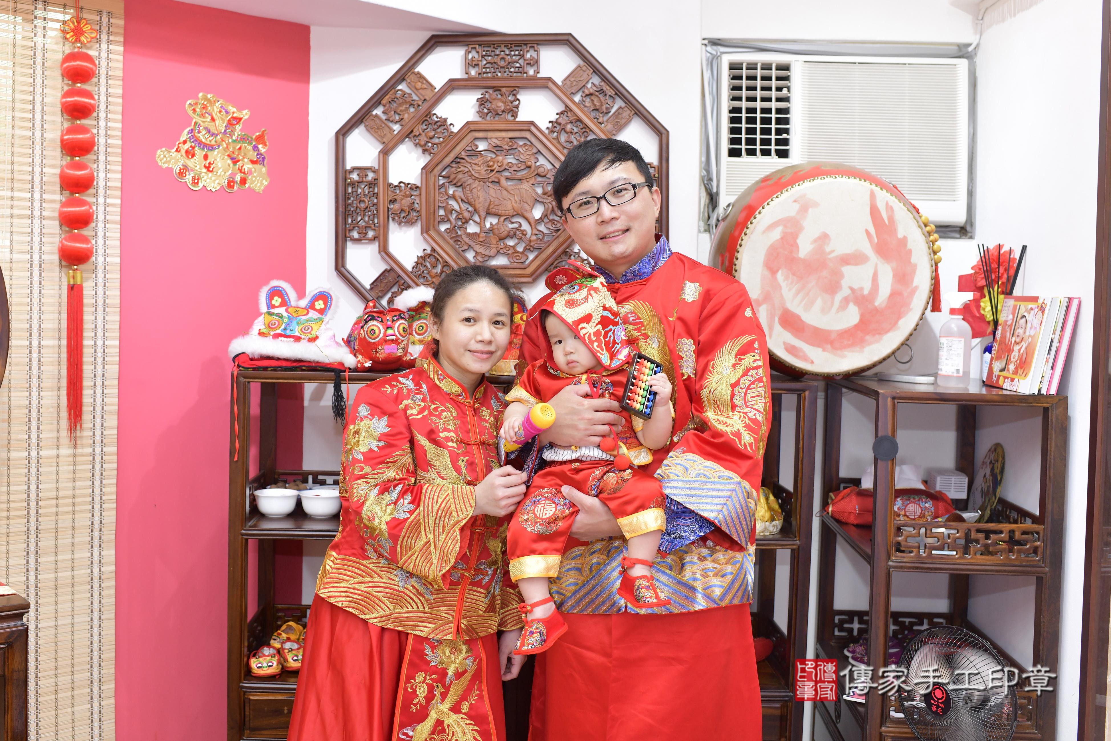傳家手工印章新竹店、抓周、度脺、美式風會場、傳家嬰兒古禮、吉祥話、抓周道具物品24種、拍照。抓周證書。寶寶抓周、滿周歲、生日快樂、祝福