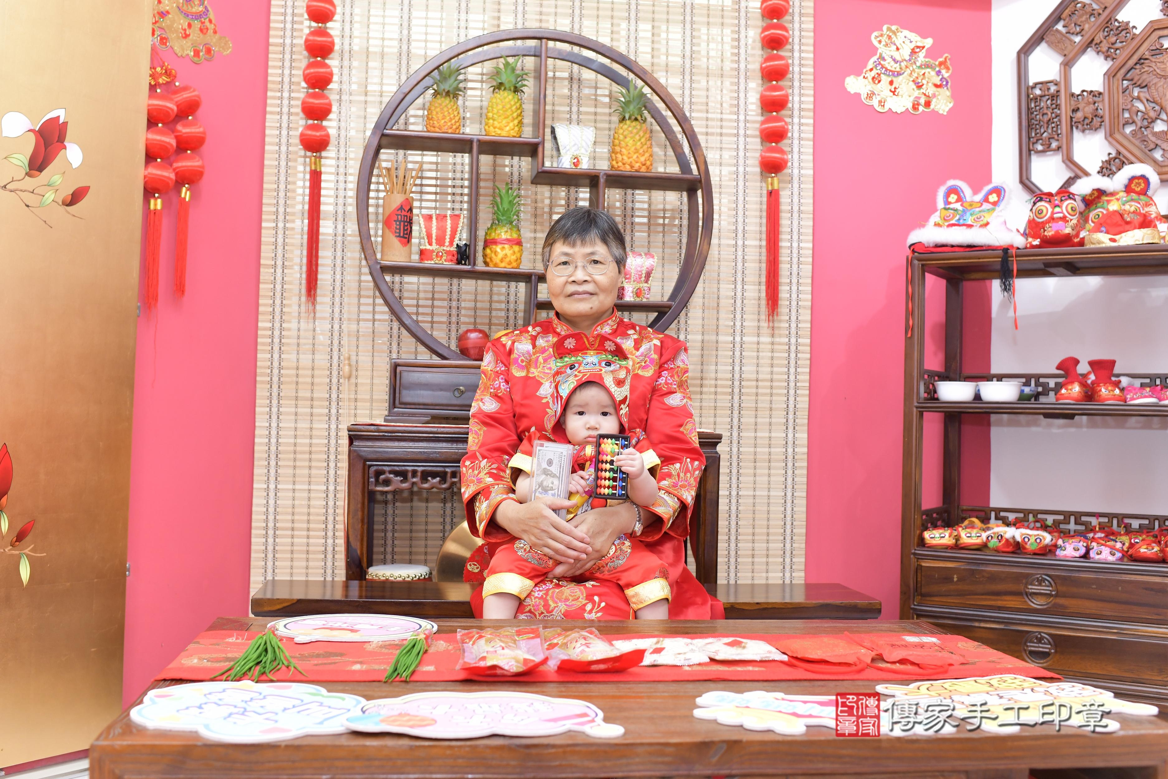 傳家手工印章新竹店、抓周、度脺、美式風會場、傳家嬰兒古禮、吉祥話、抓周道具物品24種、拍照。抓周證書。寶寶抓周、滿周歲、生日快樂、祝福