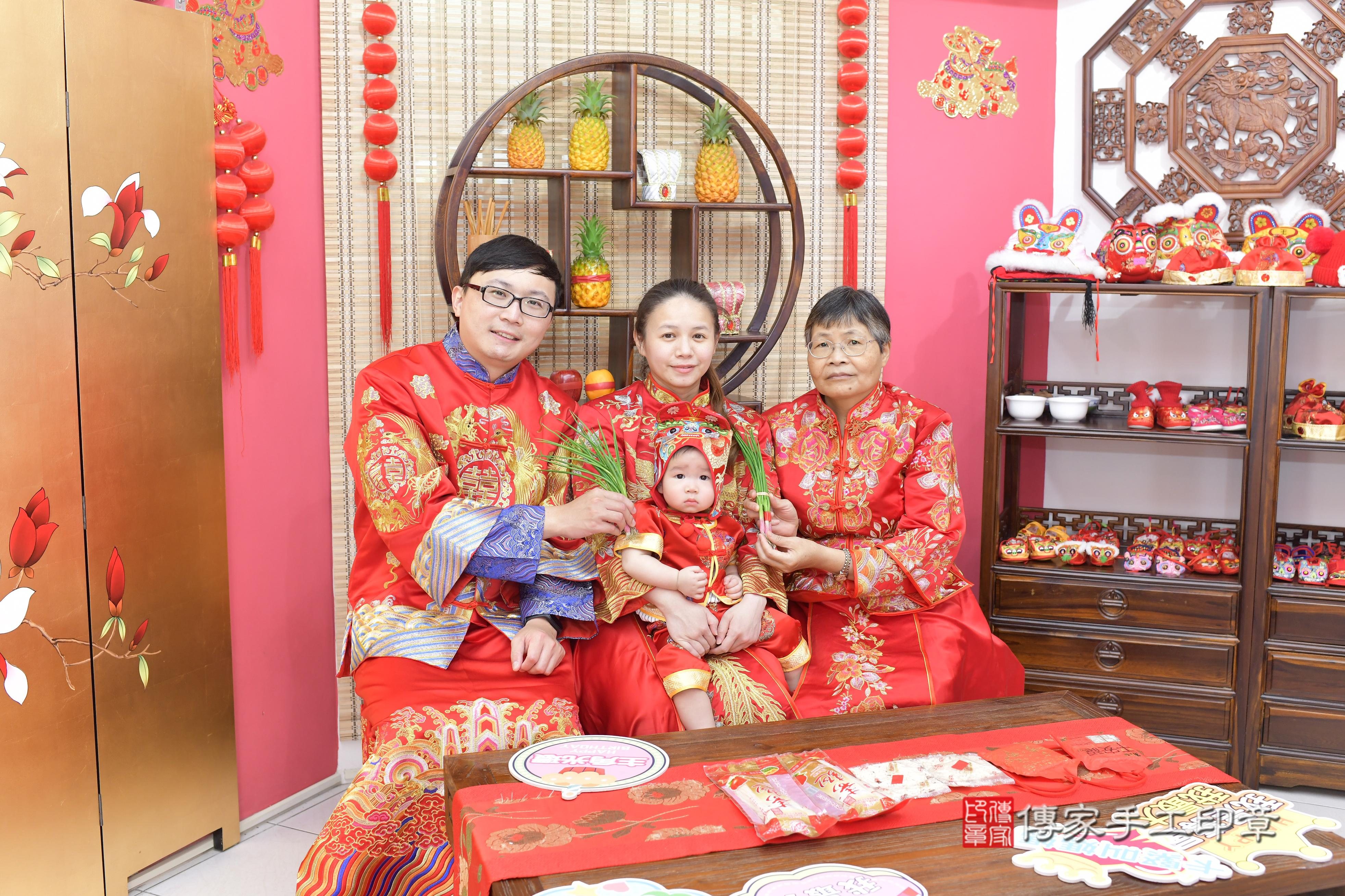 傳家手工印章新竹店、抓周、度脺、美式風會場、傳家嬰兒古禮、吉祥話、抓周道具物品24種、拍照。抓周證書。寶寶抓周、滿周歲、生日快樂、祝福