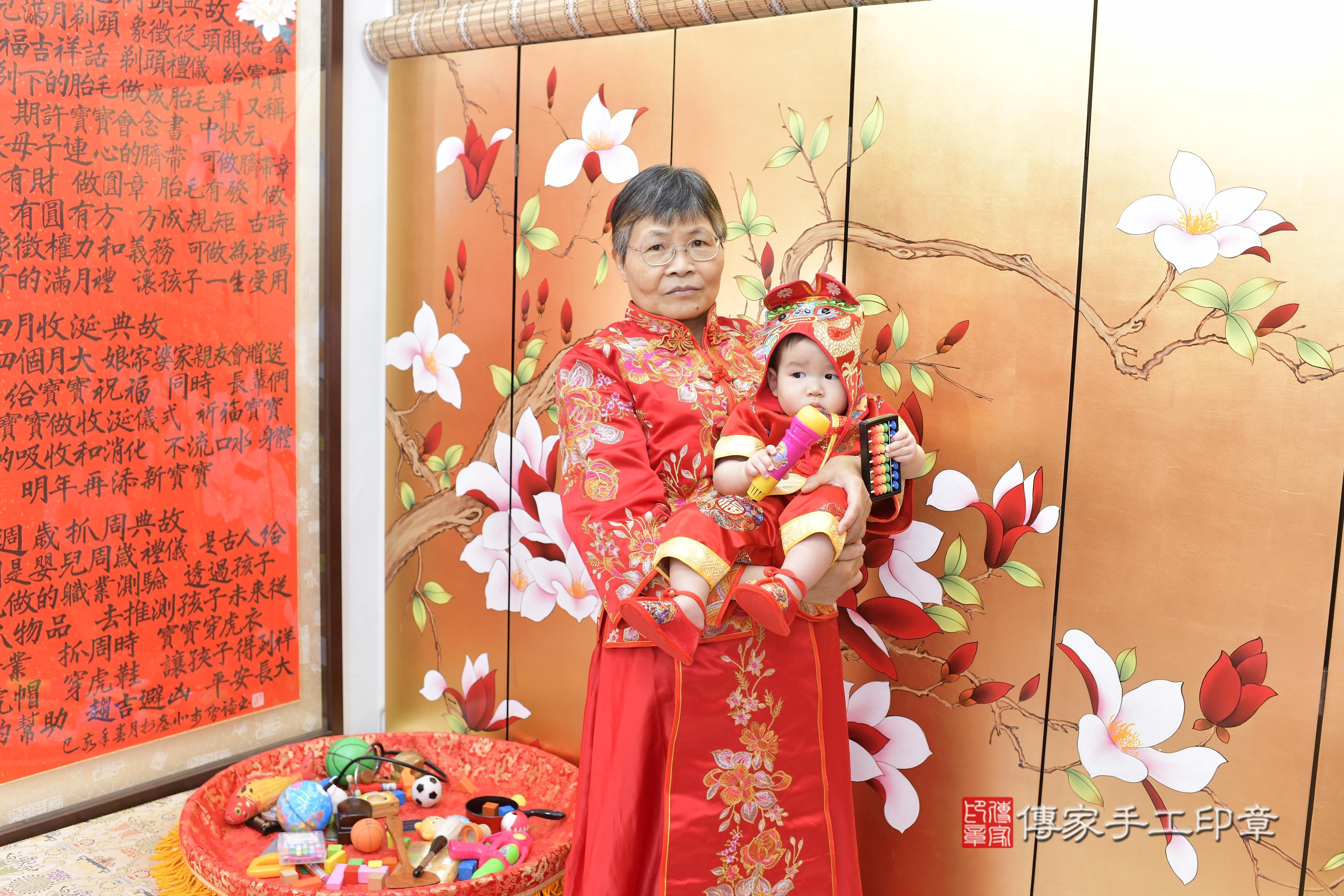 傳家手工印章新竹店、抓周、度脺、美式風會場、傳家嬰兒古禮、吉祥話、抓周道具物品24種、拍照。抓周證書。寶寶抓周、滿周歲、生日快樂、祝福