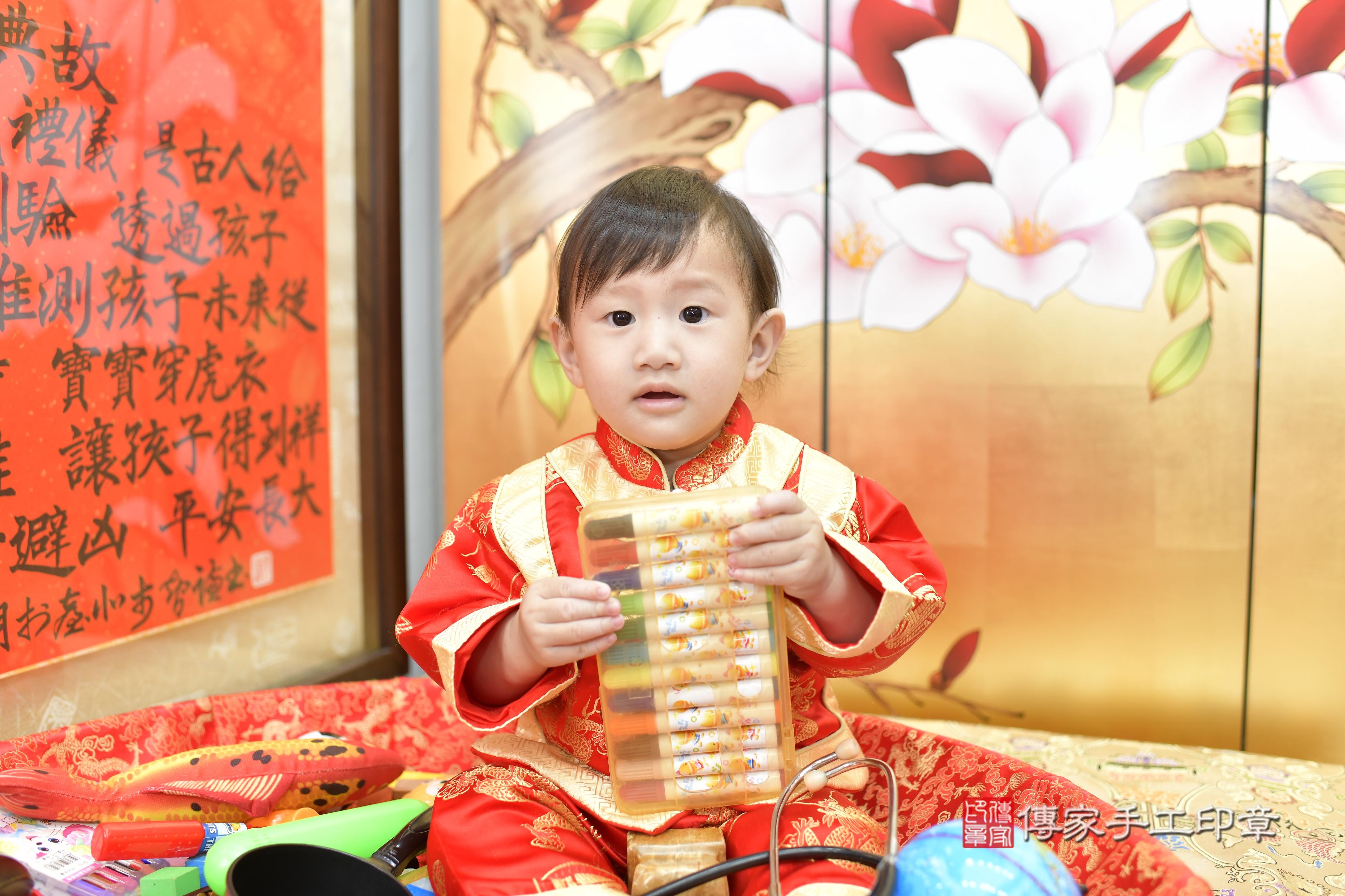 傳家手工印章新竹店、抓周、度脺、美式風會場、傳家嬰兒古禮、吉祥話、抓周道具物品24種、拍照。抓周證書。寶寶抓周、滿周歲、生日快樂、祝福