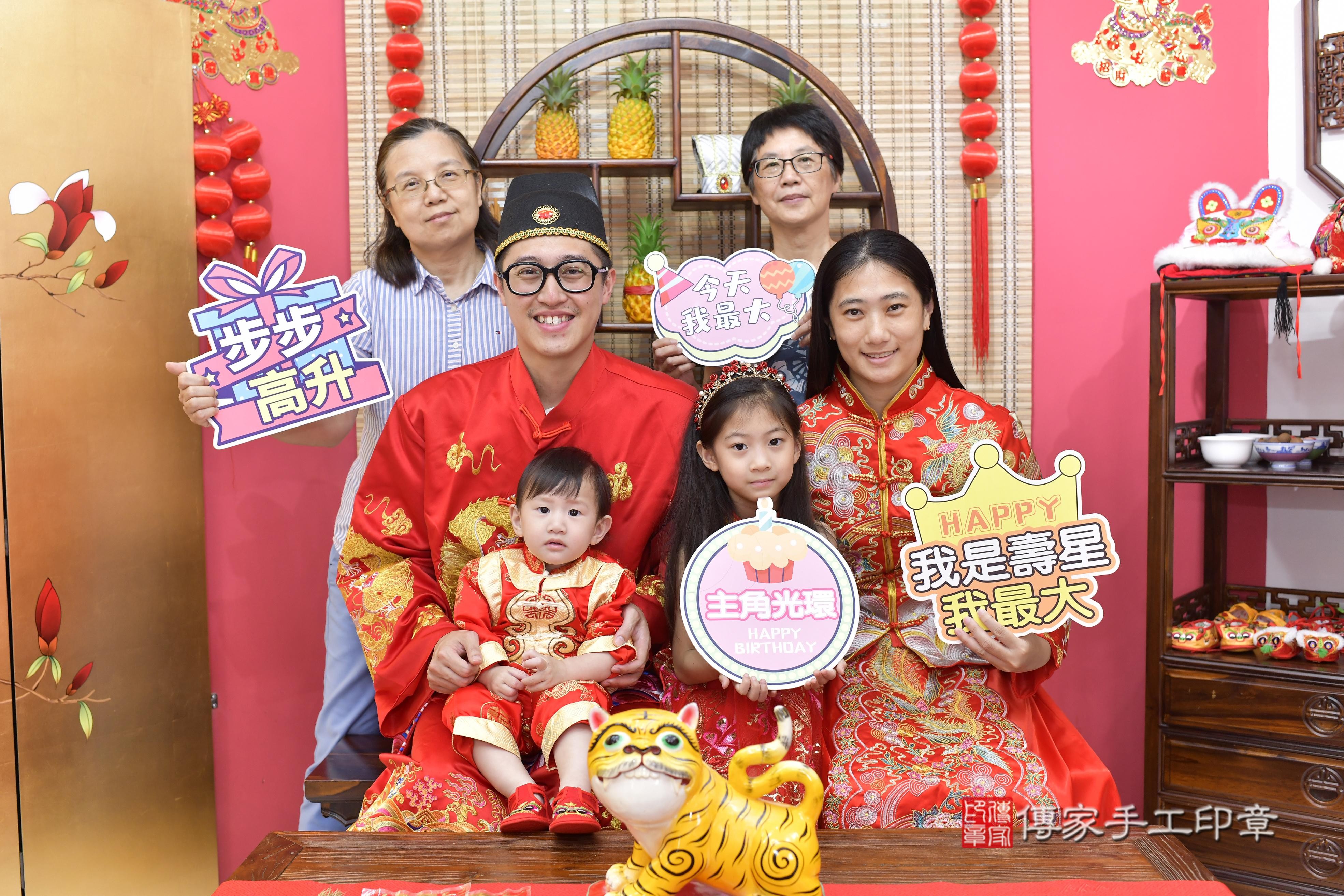 傳家手工印章新竹店、抓周、度脺、美式風會場、傳家嬰兒古禮、吉祥話、抓周道具物品24種、拍照。抓周證書。寶寶抓周、滿周歲、生日快樂、祝福
