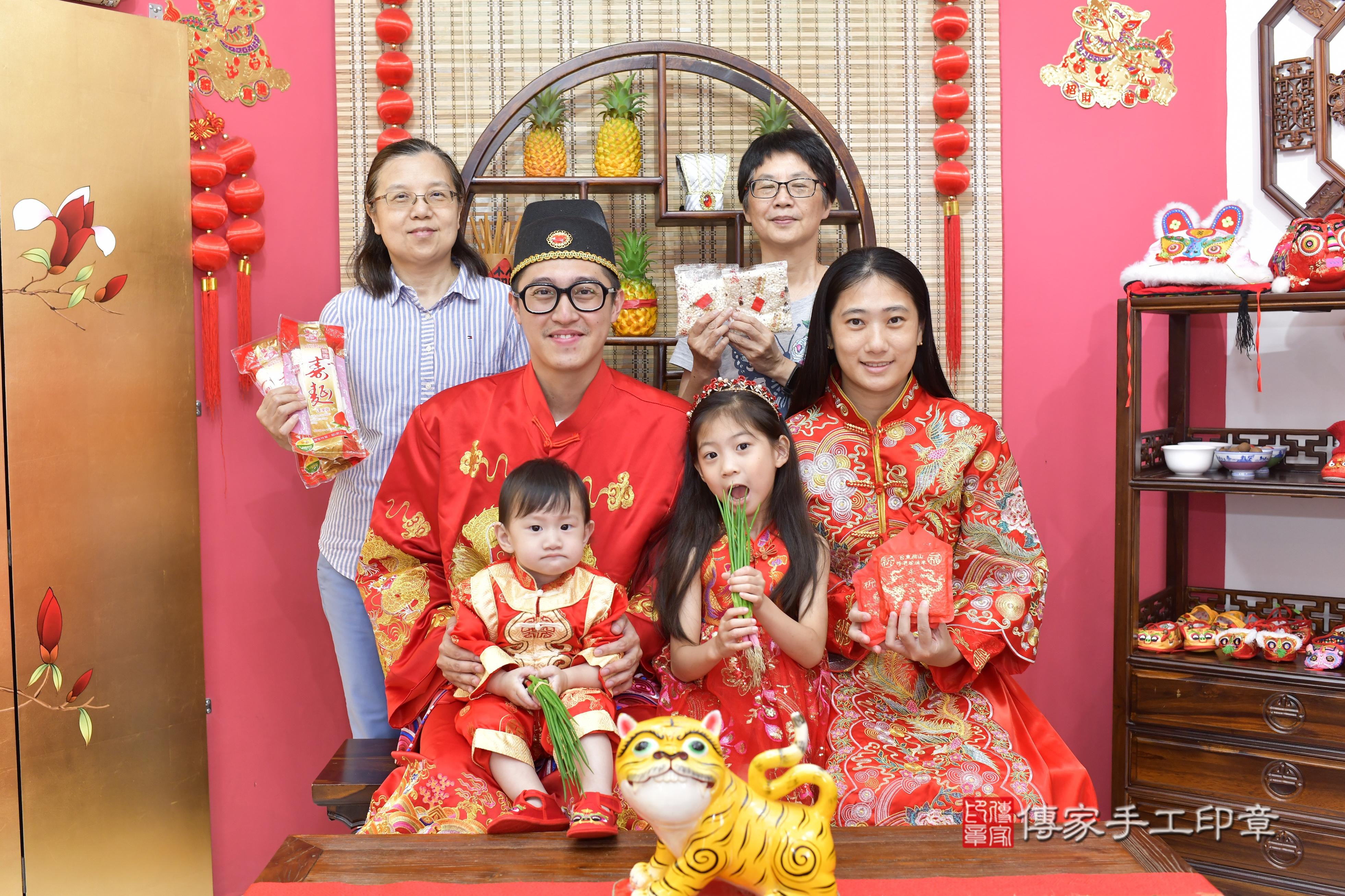 傳家手工印章新竹店、抓周、度脺、美式風會場、傳家嬰兒古禮、吉祥話、抓周道具物品24種、拍照。抓周證書。寶寶抓周、滿周歲、生日快樂、祝福