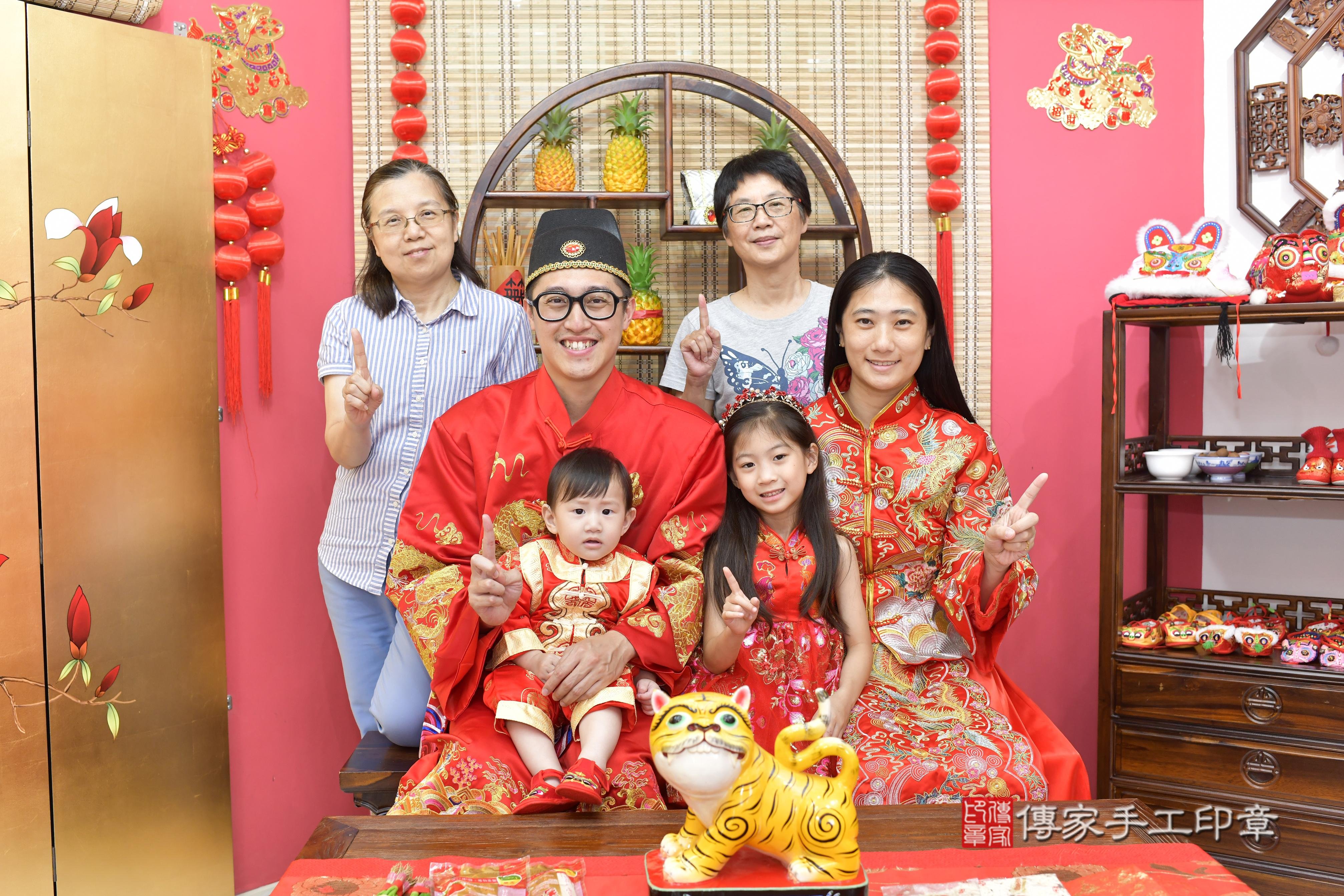 傳家手工印章新竹店、抓周、度脺、美式風會場、傳家嬰兒古禮、吉祥話、抓周道具物品24種、拍照。抓周證書。寶寶抓周、滿周歲、生日快樂、祝福