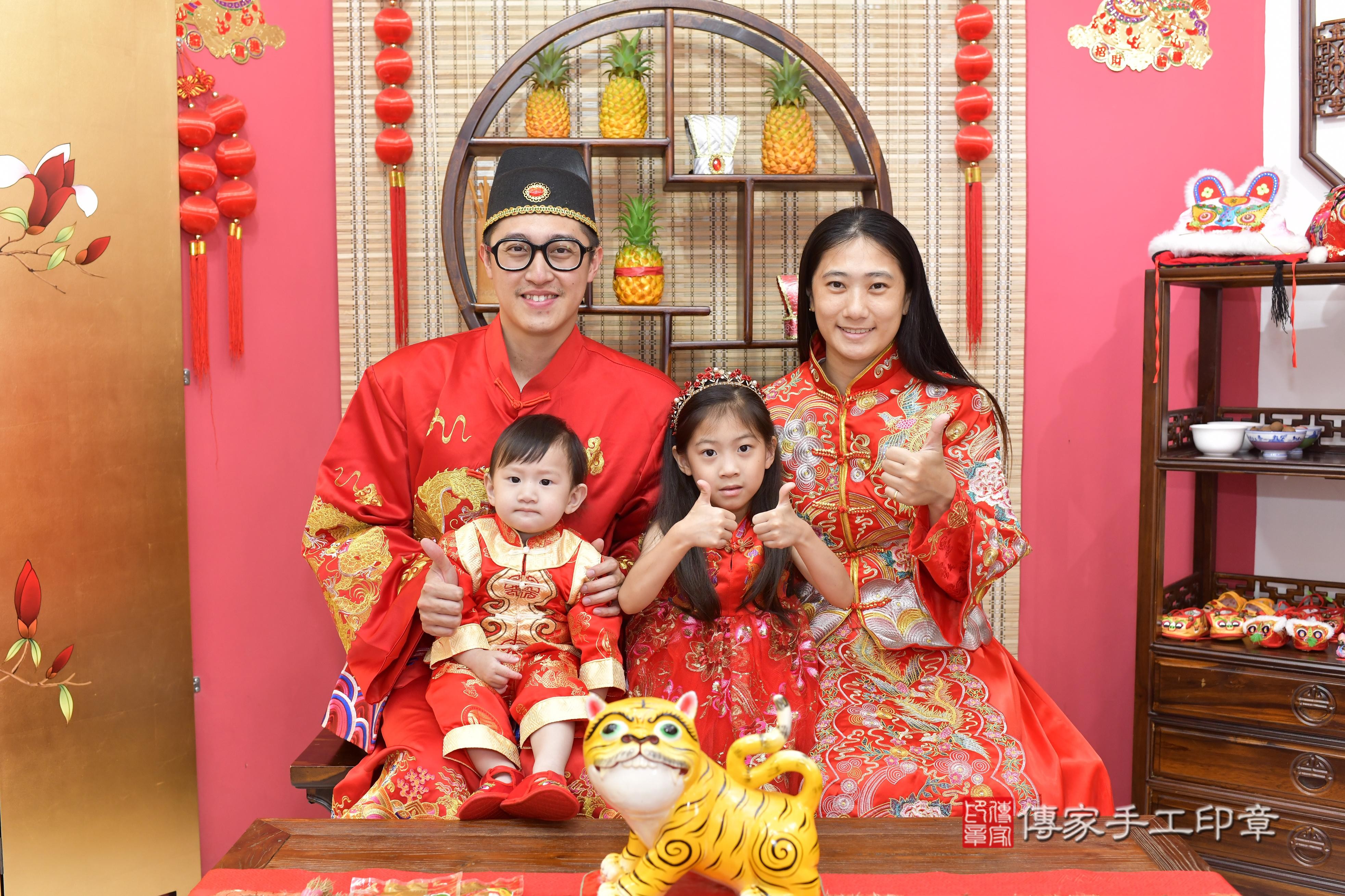 傳家手工印章新竹店、抓周、度脺、美式風會場、傳家嬰兒古禮、吉祥話、抓周道具物品24種、拍照。抓周證書。寶寶抓周、滿周歲、生日快樂、祝福