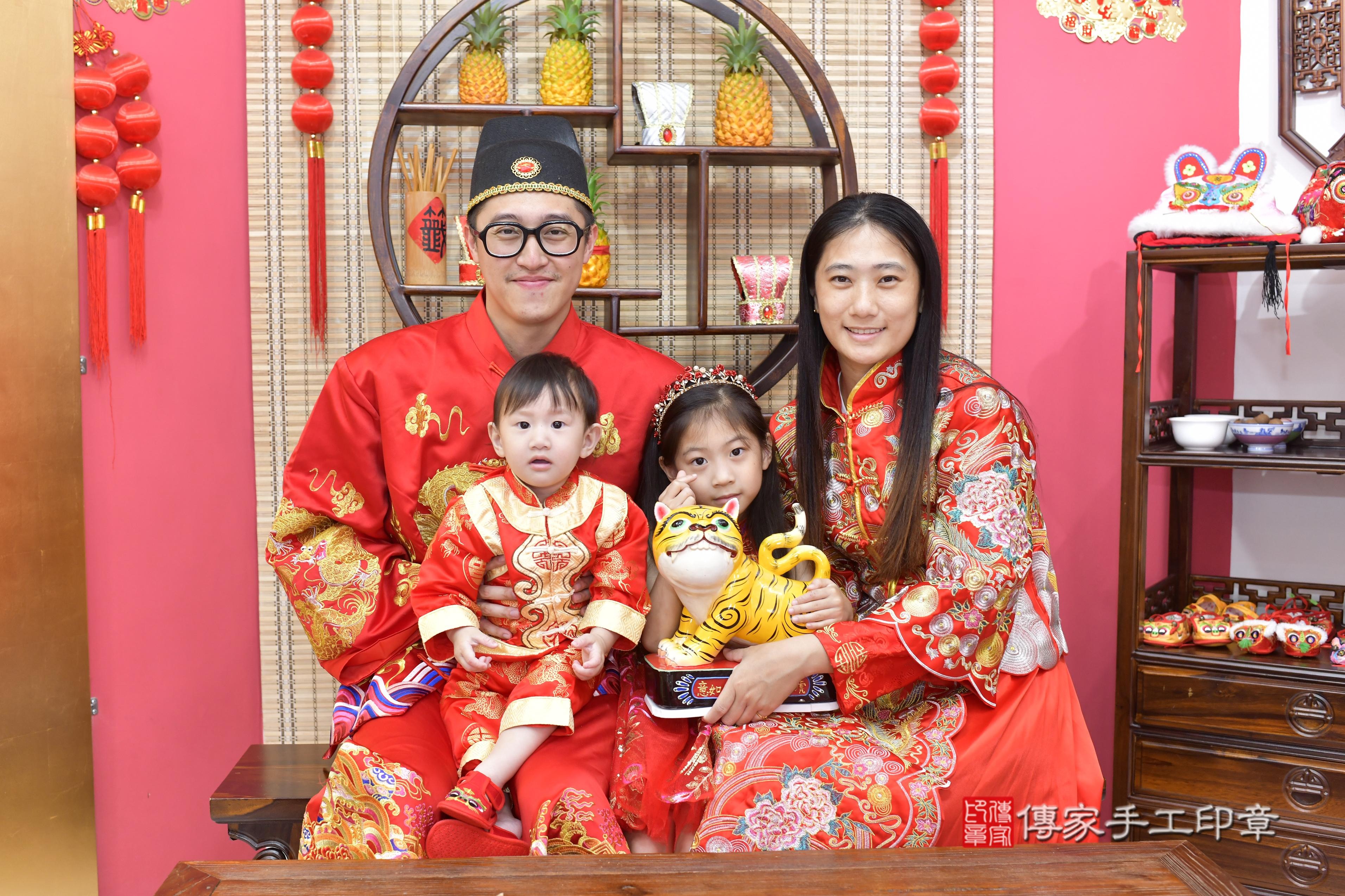 傳家手工印章新竹店、抓周、度脺、美式風會場、傳家嬰兒古禮、吉祥話、抓周道具物品24種、拍照。抓周證書。寶寶抓周、滿周歲、生日快樂、祝福