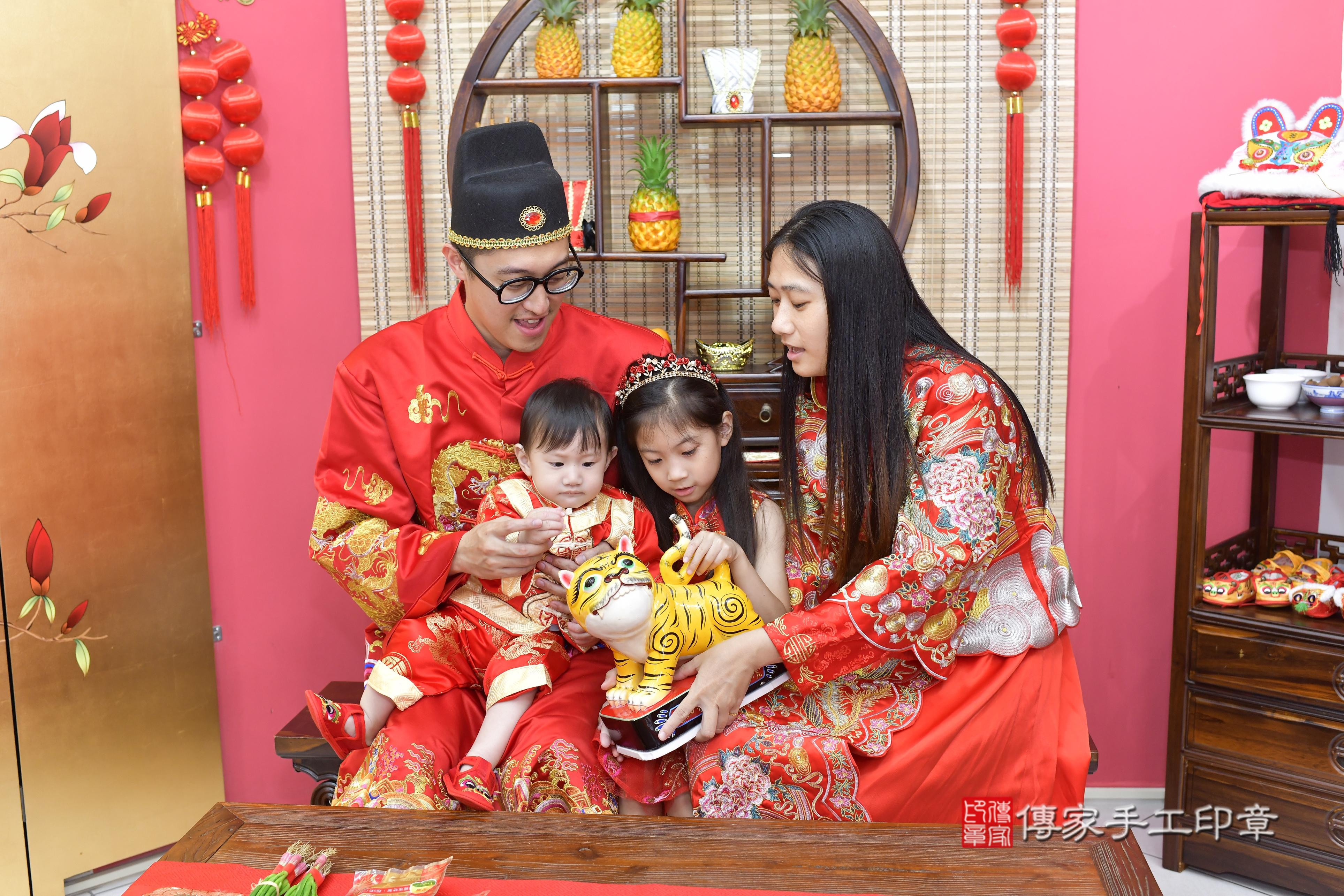 傳家手工印章新竹店、抓周、度脺、美式風會場、傳家嬰兒古禮、吉祥話、抓周道具物品24種、拍照。抓周證書。寶寶抓周、滿周歲、生日快樂、祝福