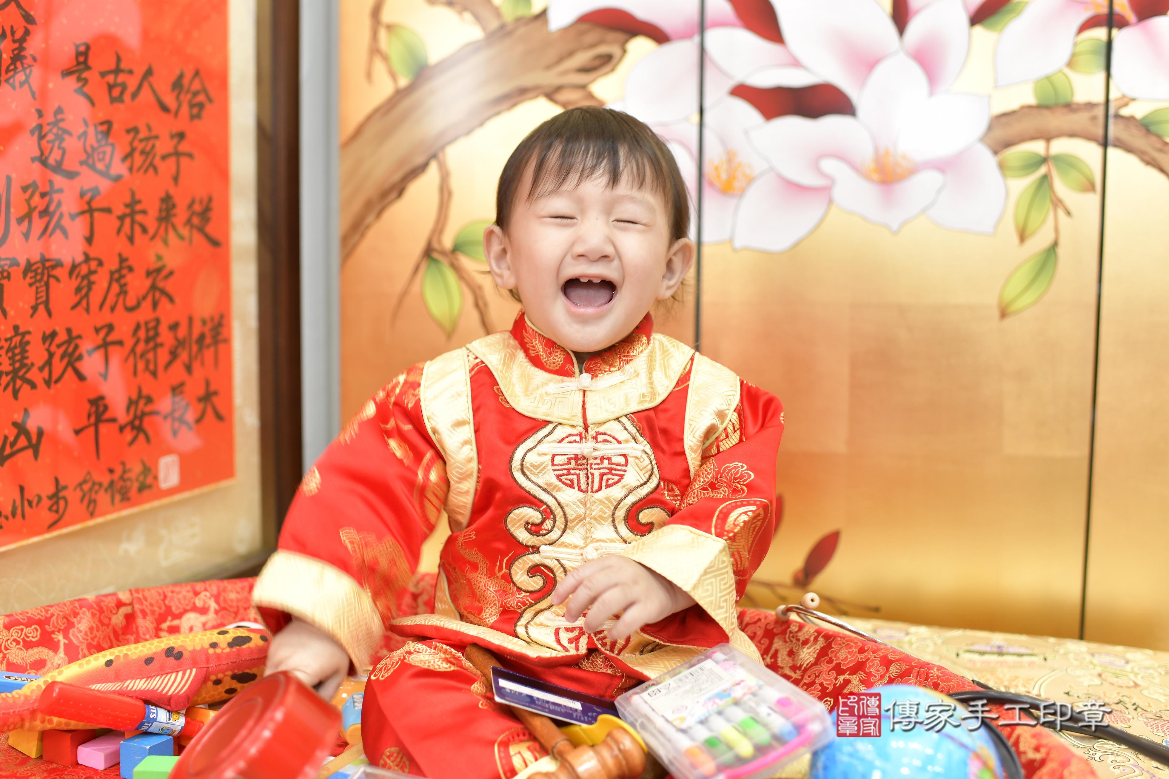 傳家手工印章新竹店、抓周、度脺、美式風會場、傳家嬰兒古禮、吉祥話、抓周道具物品24種、拍照。抓周證書。寶寶抓周、滿周歲、生日快樂、祝福