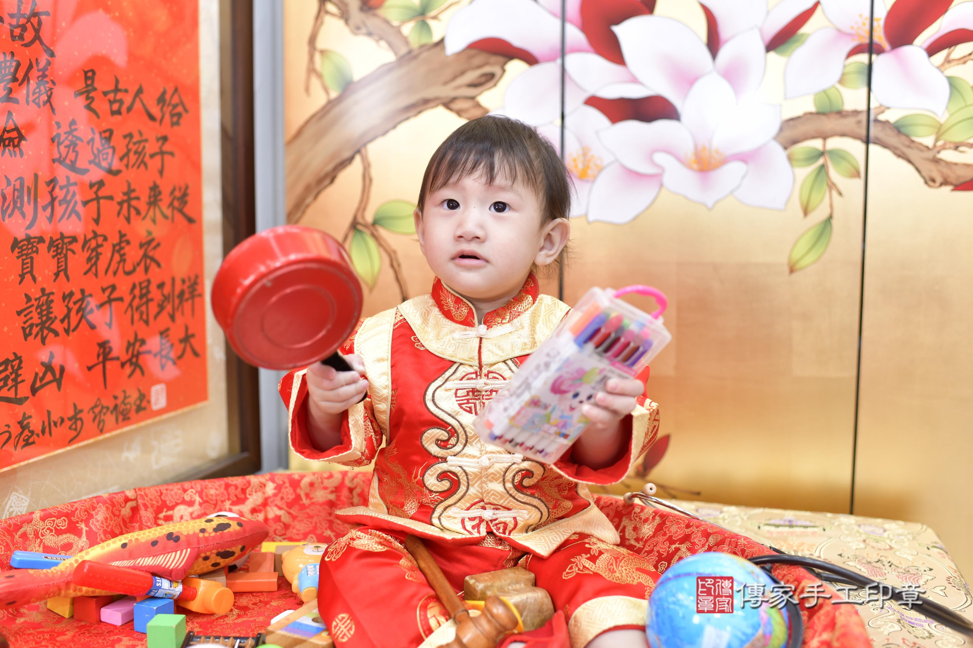 傳家手工印章新竹店、抓周、度脺、美式風會場、傳家嬰兒古禮、吉祥話、抓周道具物品24種、拍照。抓周證書。寶寶抓周、滿周歲、生日快樂、祝福
