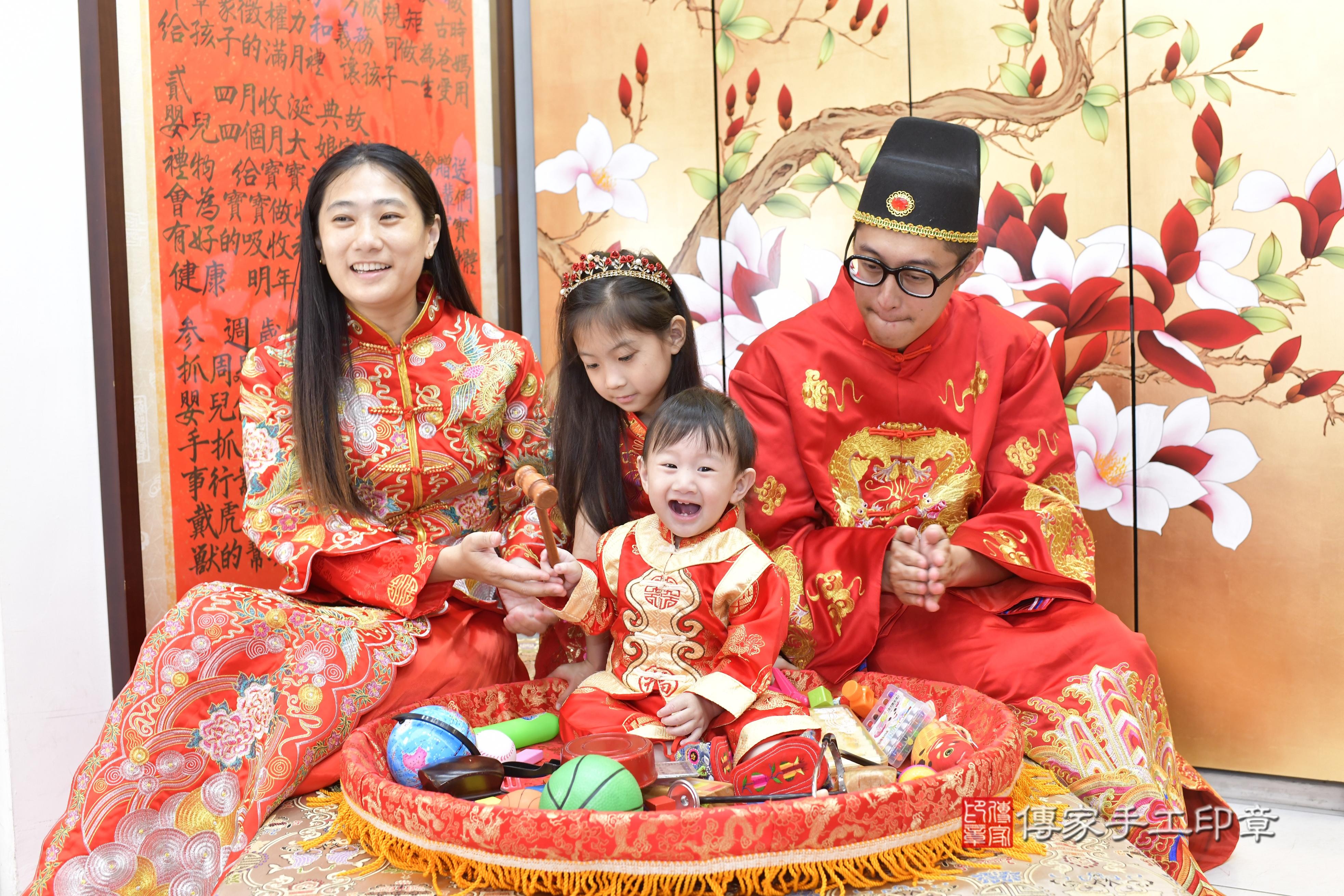 傳家手工印章新竹店、抓周、度脺、美式風會場、傳家嬰兒古禮、吉祥話、抓周道具物品24種、拍照。抓周證書。寶寶抓周、滿周歲、生日快樂、祝福
