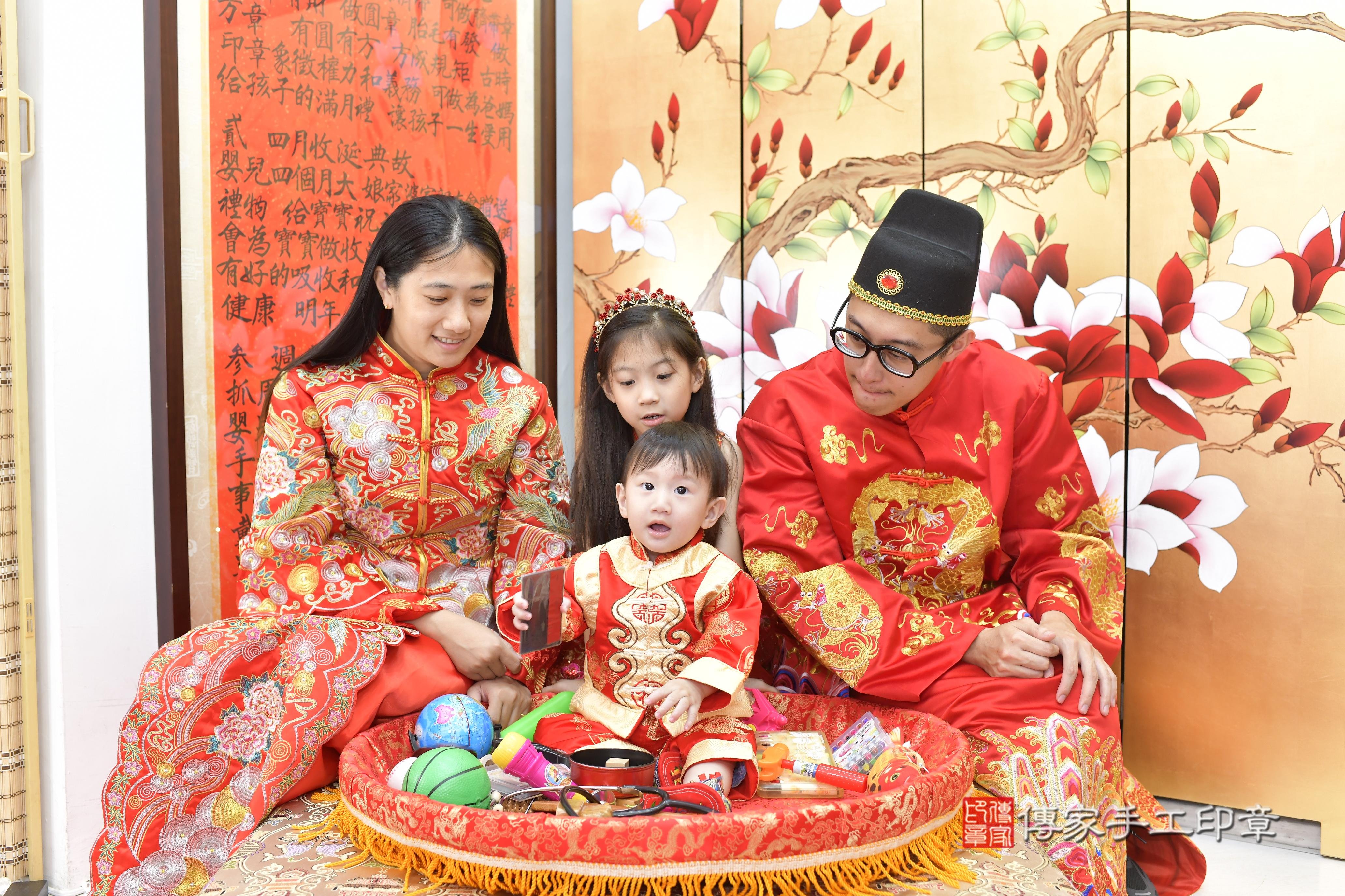 傳家手工印章新竹店、抓周、度脺、美式風會場、傳家嬰兒古禮、吉祥話、抓周道具物品24種、拍照。抓周證書。寶寶抓周、滿周歲、生日快樂、祝福