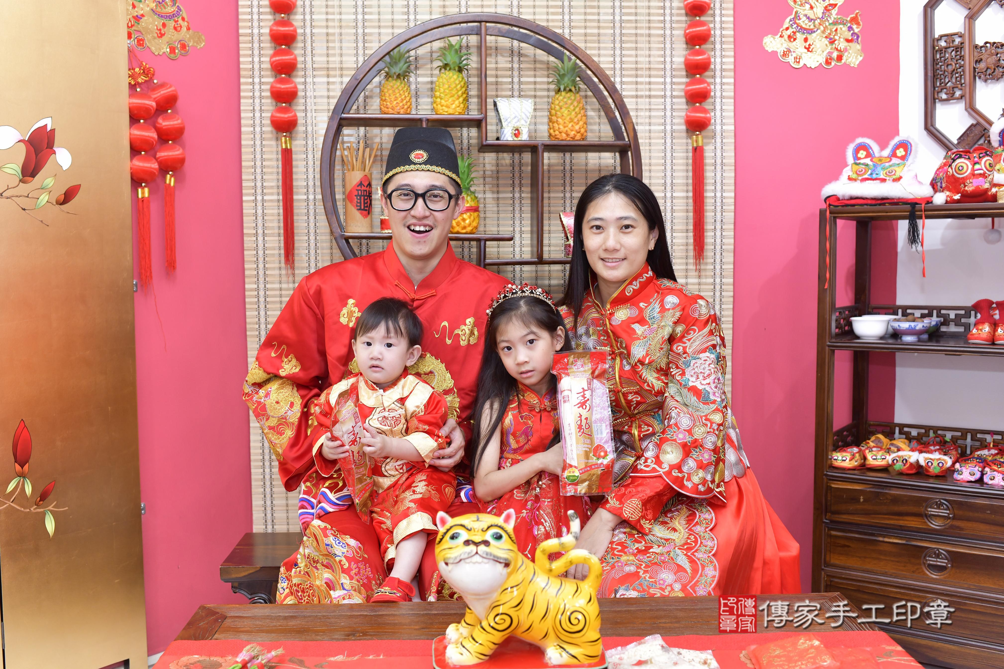 傳家手工印章新竹店、抓周、度脺、美式風會場、傳家嬰兒古禮、吉祥話、抓周道具物品24種、拍照。抓周證書。寶寶抓周、滿周歲、生日快樂、祝福