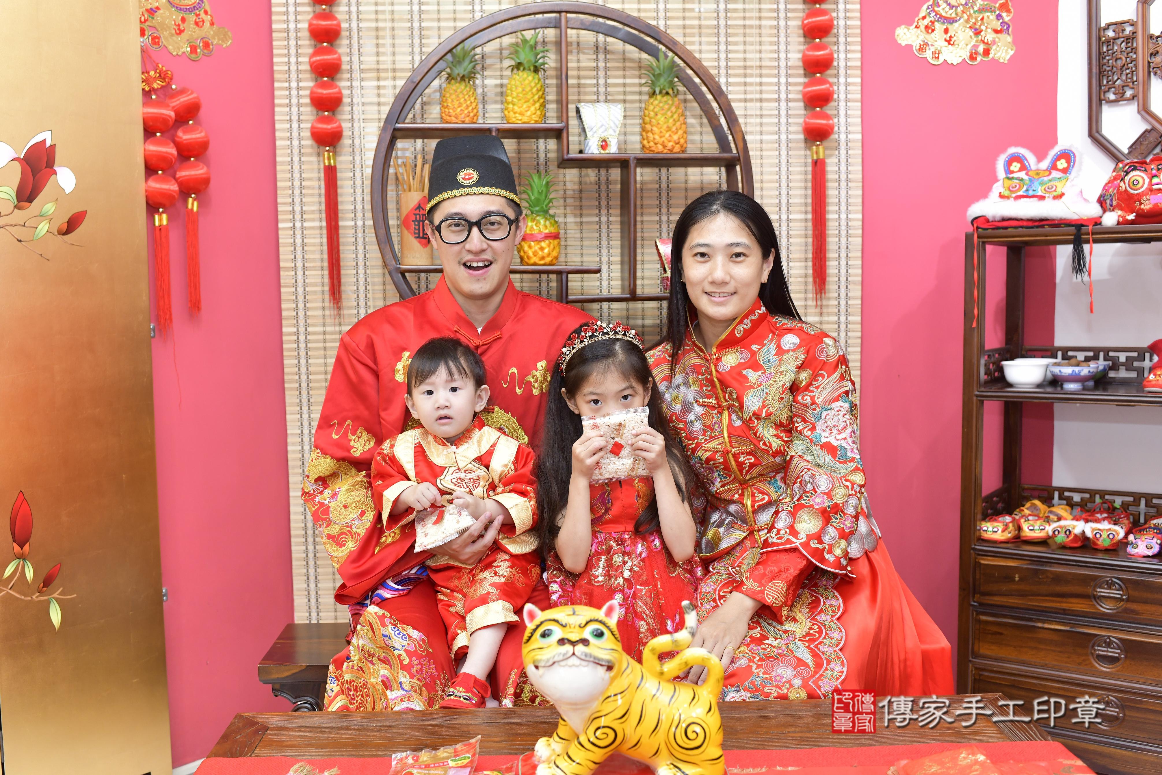 傳家手工印章新竹店、抓周、度脺、美式風會場、傳家嬰兒古禮、吉祥話、抓周道具物品24種、拍照。抓周證書。寶寶抓周、滿周歲、生日快樂、祝福