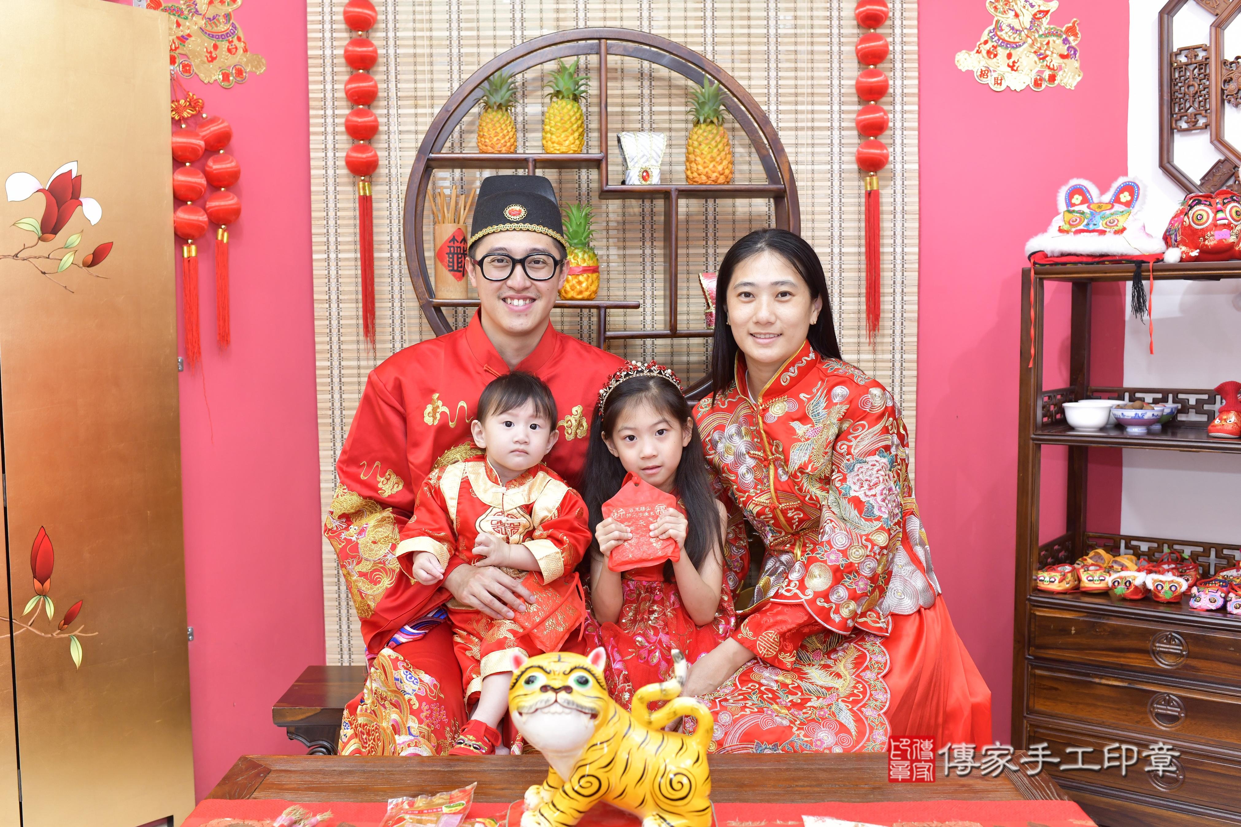 傳家手工印章新竹店、抓周、度脺、美式風會場、傳家嬰兒古禮、吉祥話、抓周道具物品24種、拍照。抓周證書。寶寶抓周、滿周歲、生日快樂、祝福