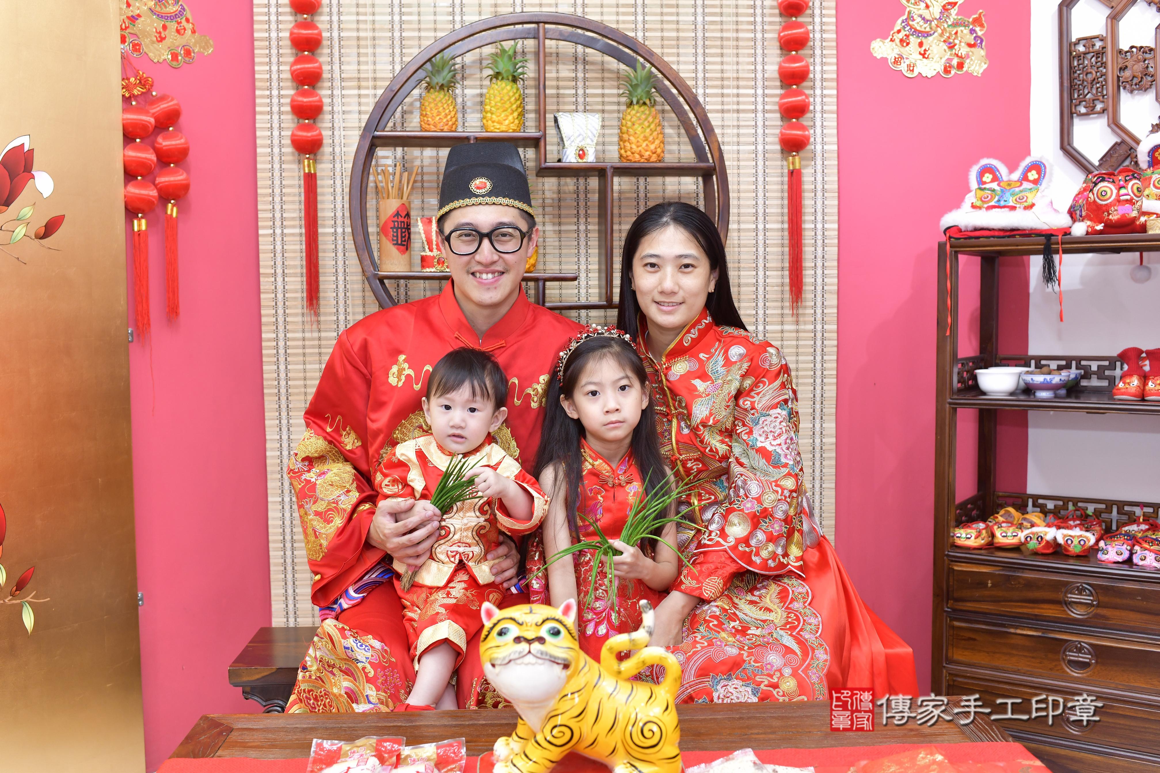 傳家手工印章新竹店、抓周、度脺、美式風會場、傳家嬰兒古禮、吉祥話、抓周道具物品24種、拍照。抓周證書。寶寶抓周、滿周歲、生日快樂、祝福