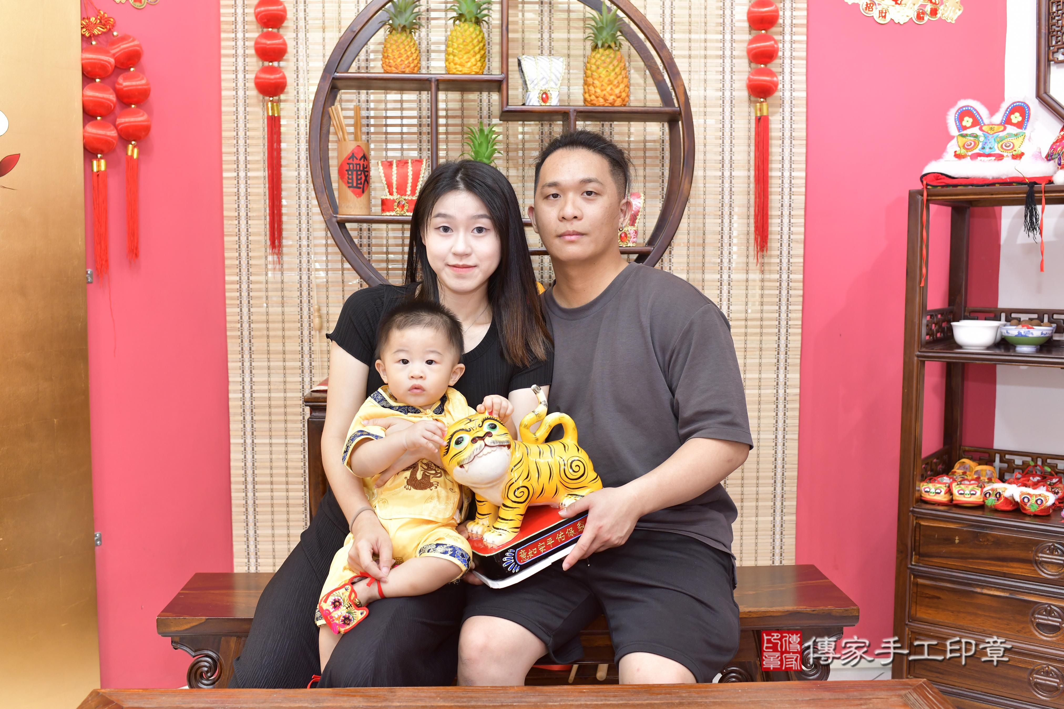 傳家手工印章新竹店、抓周、度脺、美式風會場、傳家嬰兒古禮、吉祥話、抓周道具物品24種、拍照。抓周證書。寶寶抓周、滿周歲、生日快樂、祝福