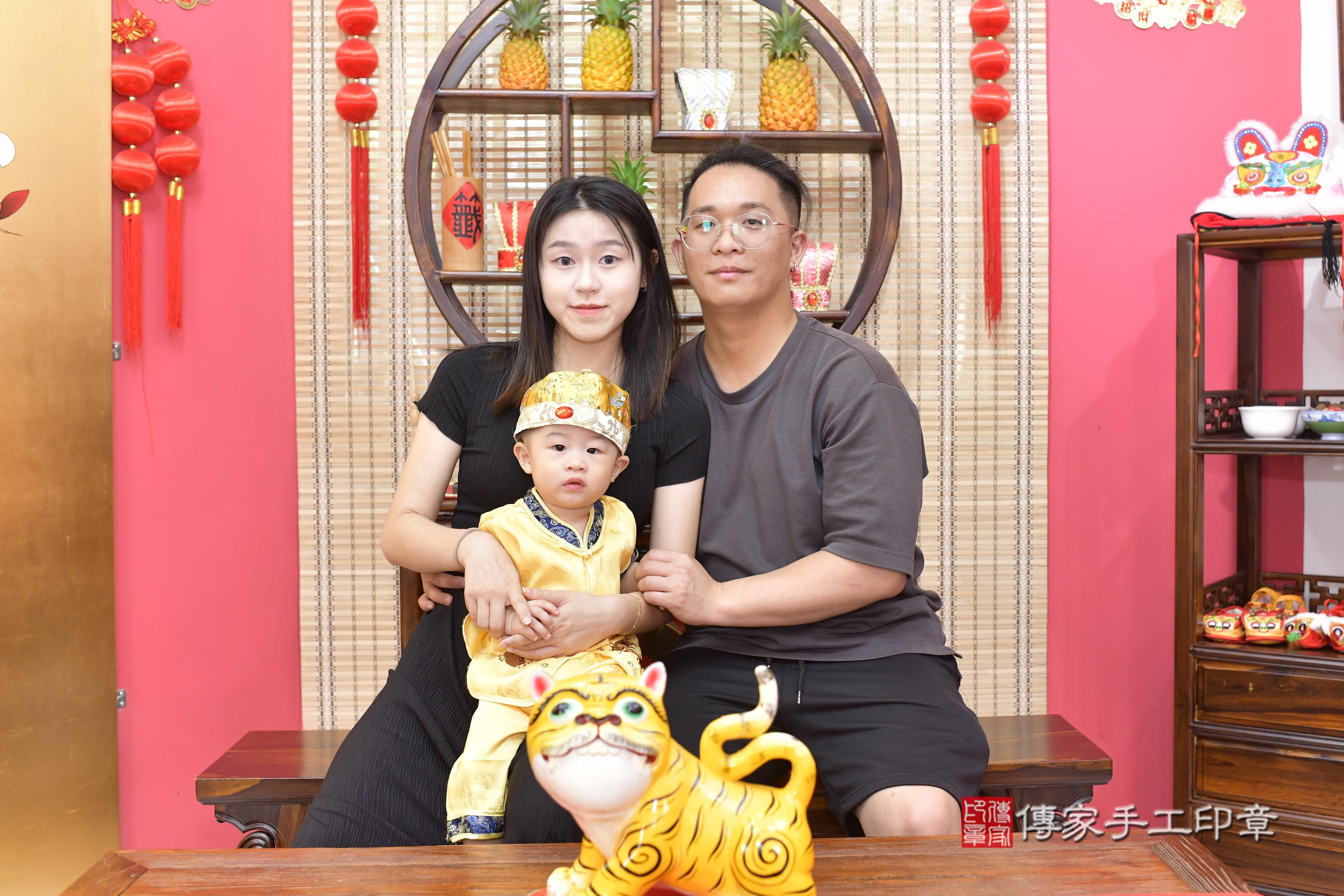 傳家手工印章新竹店、抓周、度脺、美式風會場、傳家嬰兒古禮、吉祥話、抓周道具物品24種、拍照。抓周證書。寶寶抓周、滿周歲、生日快樂、祝福